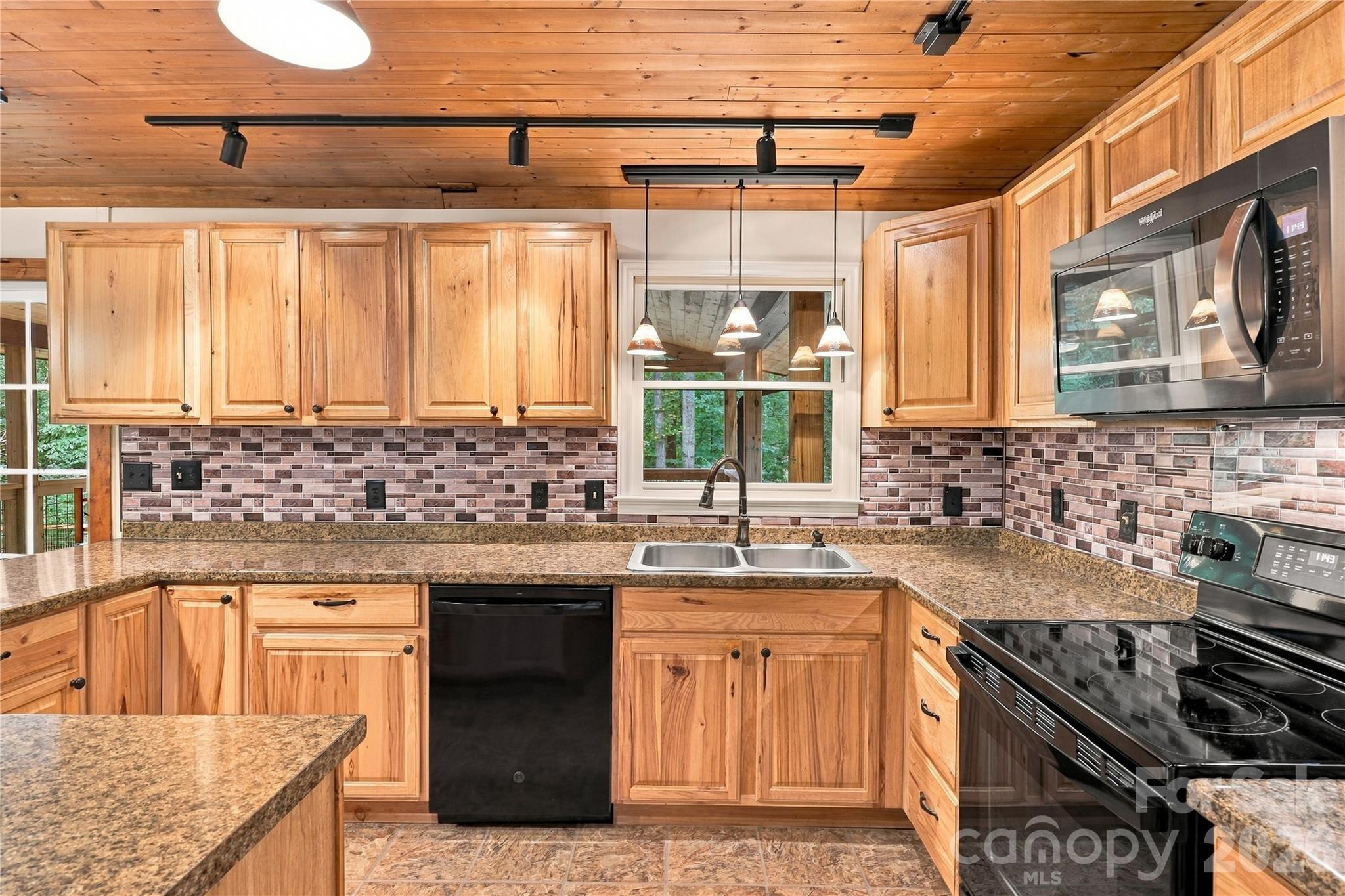 Single Family Residence at 75 Crosswick Lane, Hendersonville, photo 15 of 39