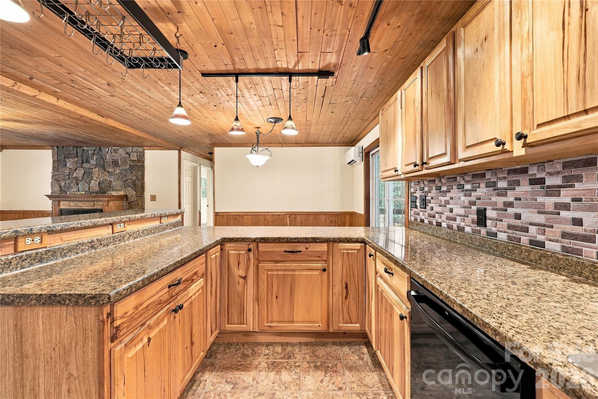 Single Family Residence at 75 Crosswick Lane, Hendersonville, photo 18 of 39