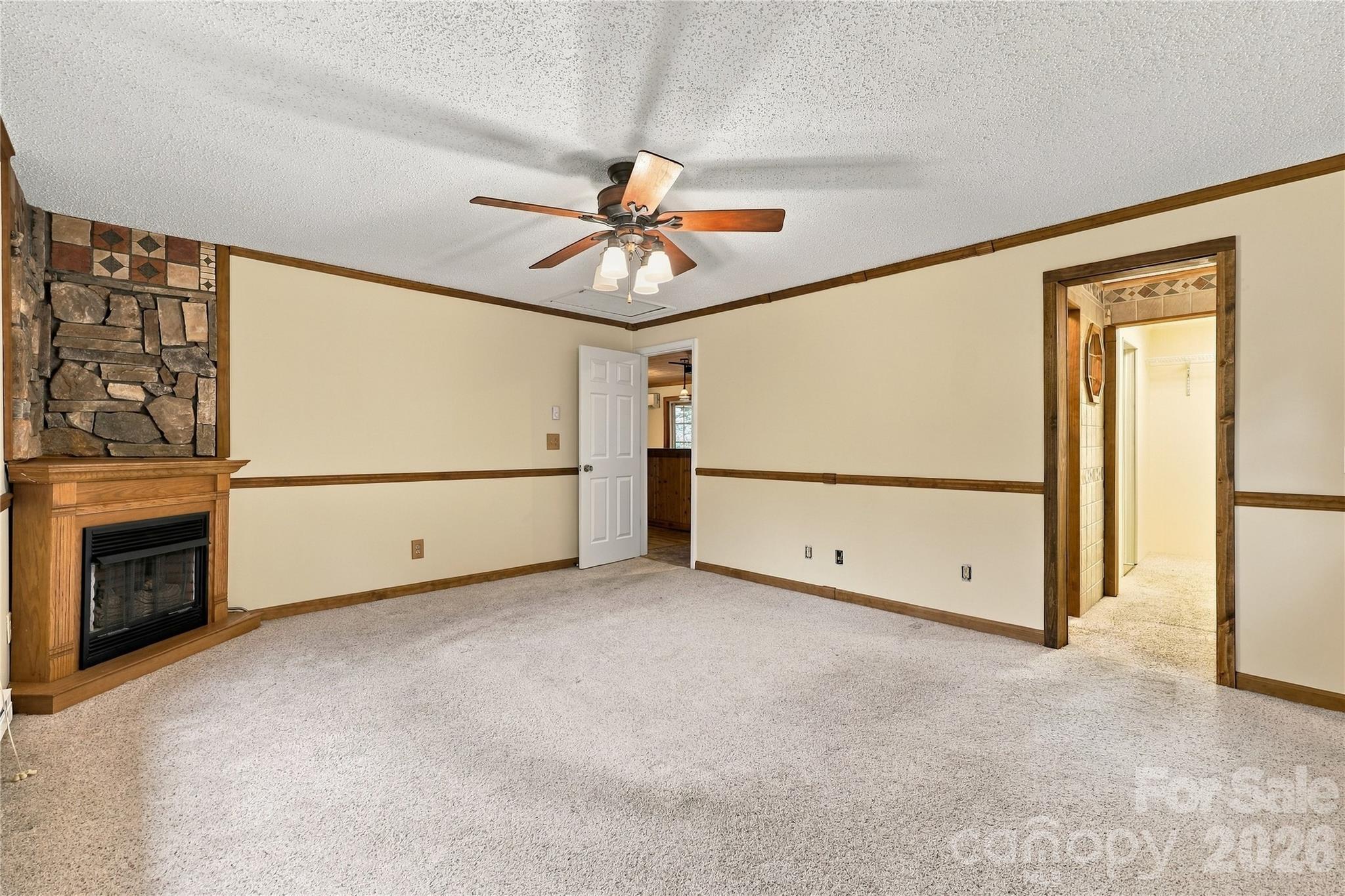 Ensuite with Fireplace - - 75 Crosswick Lane, Hendersonville