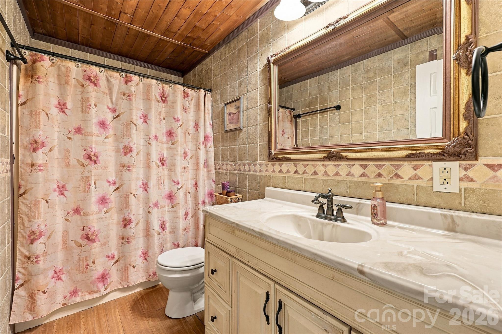 Hall full bath with tub - - 75 Crosswick Lane, Hendersonville