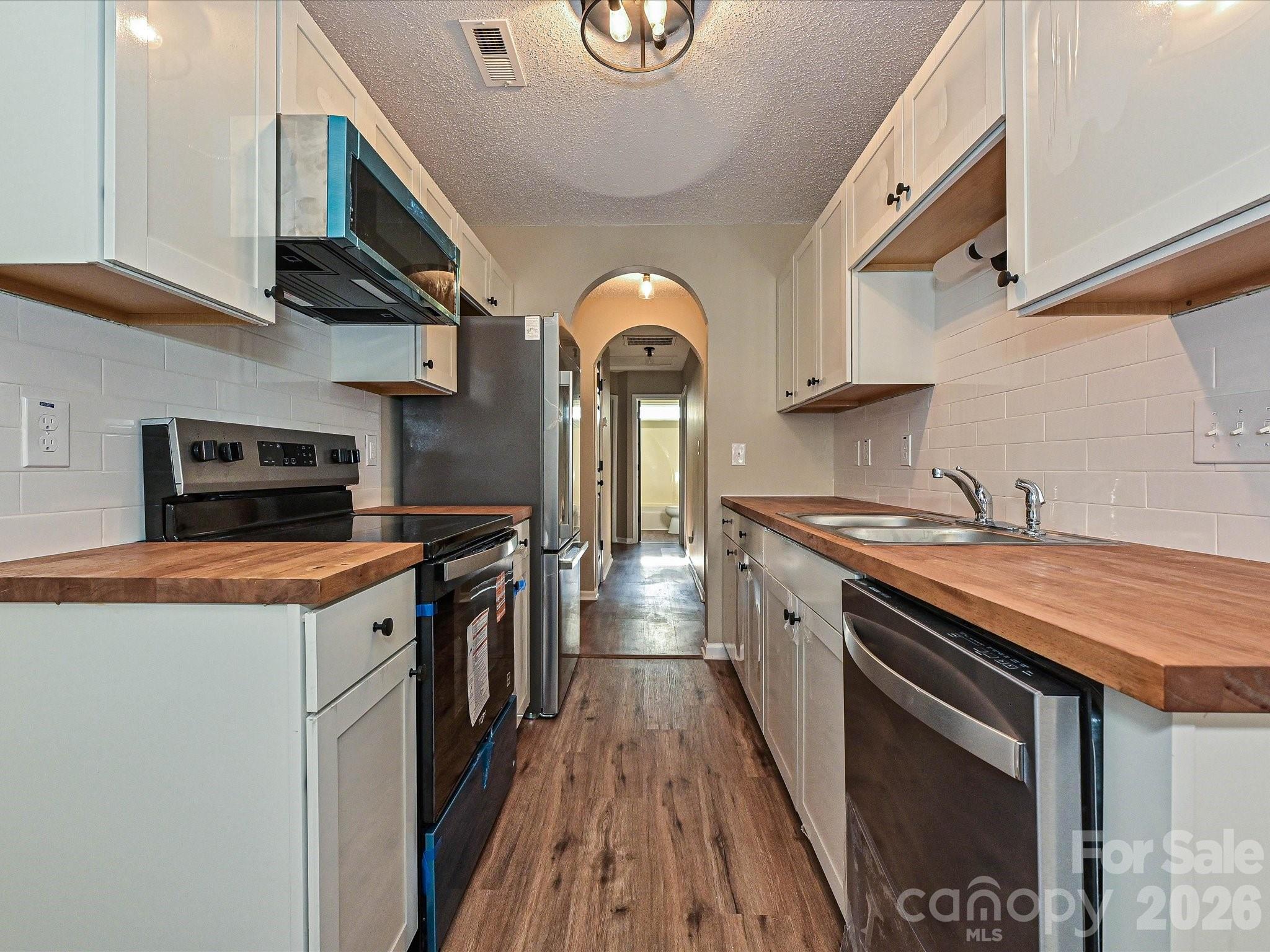 Single Family Residence at 4621 Victory Lane, Charlotte, photo 6 of 15
