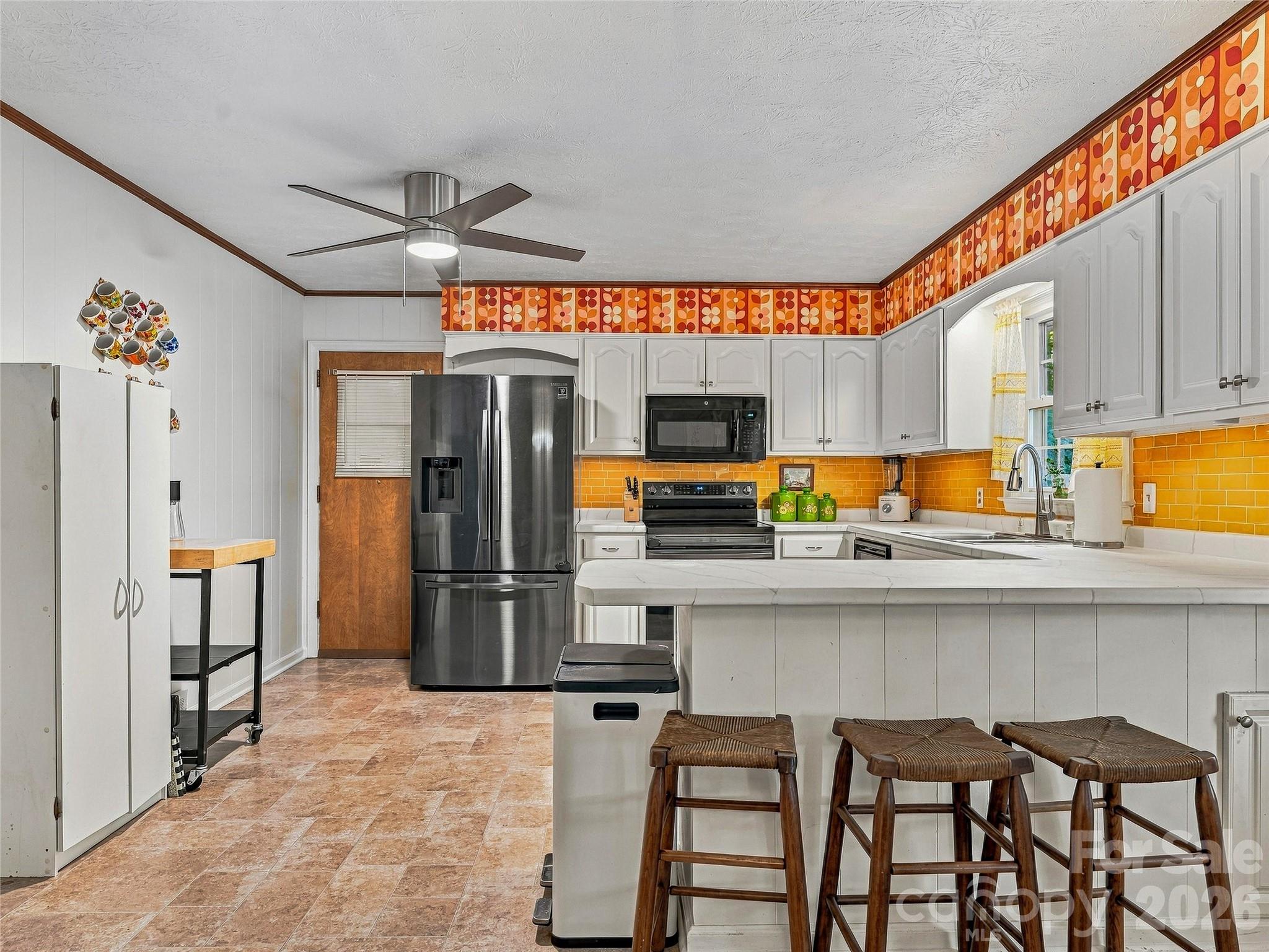 Single Family Residence at 8 Hummingbird Lane, Asheville, photo 13 of 47