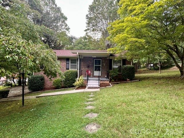 Single Family Residence at 215 Norleon Avenue, Hendersonville, photo 2 of 17