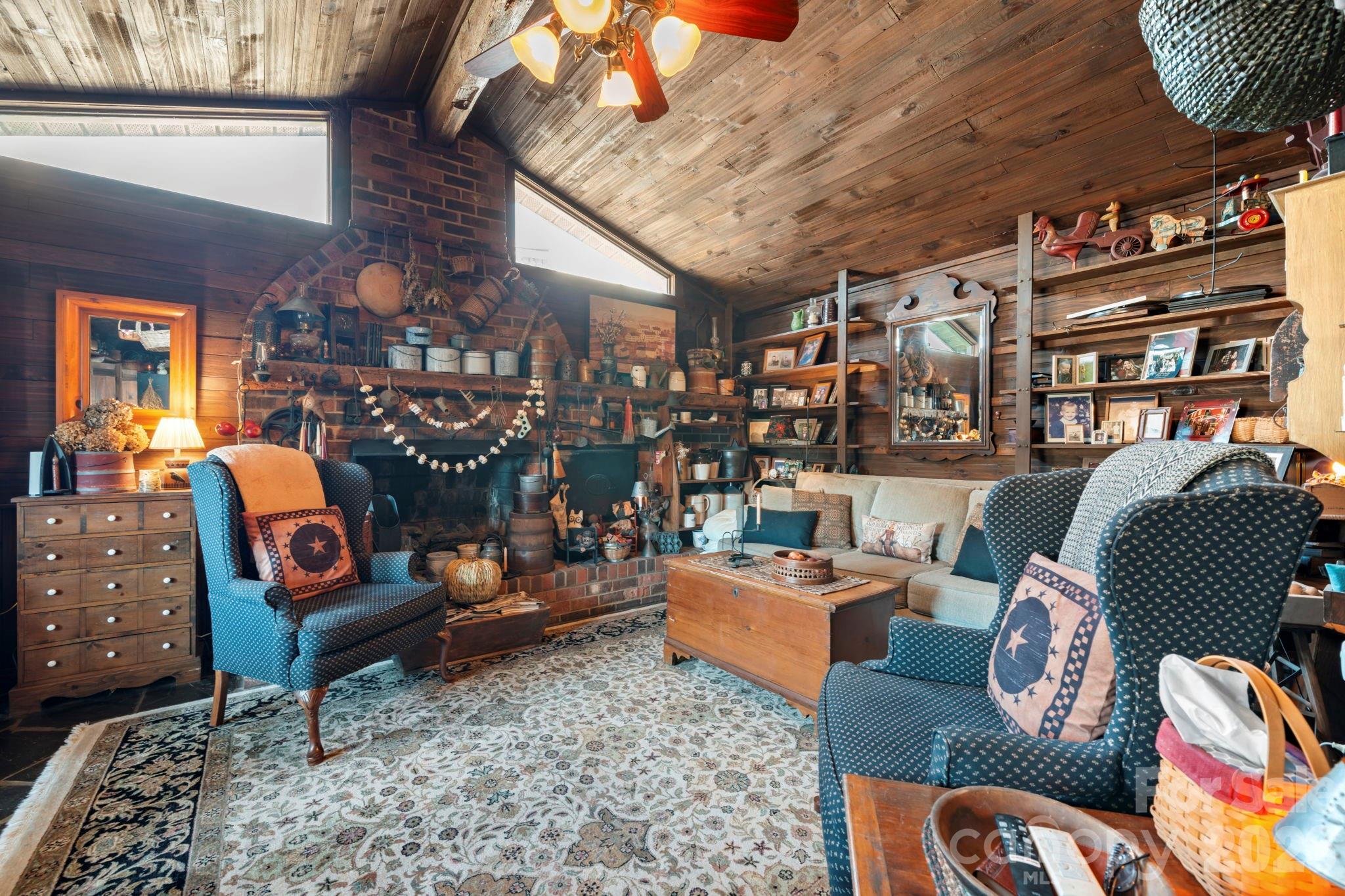 huge living area, gas logs, built-ins - 901 Union Street, Maiden