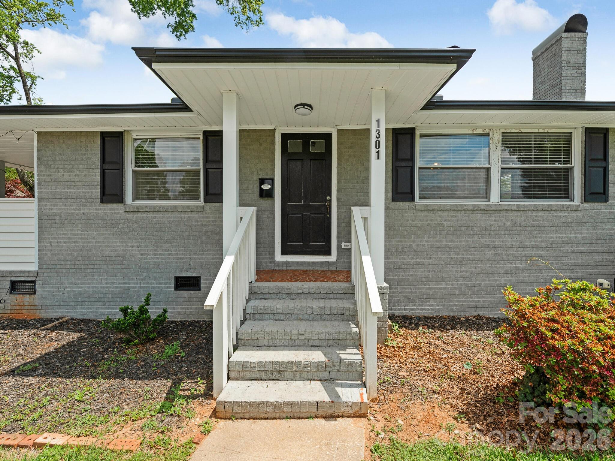 Duplex at 1301 S Kings Drive, Charlotte, photo 2 of 21
