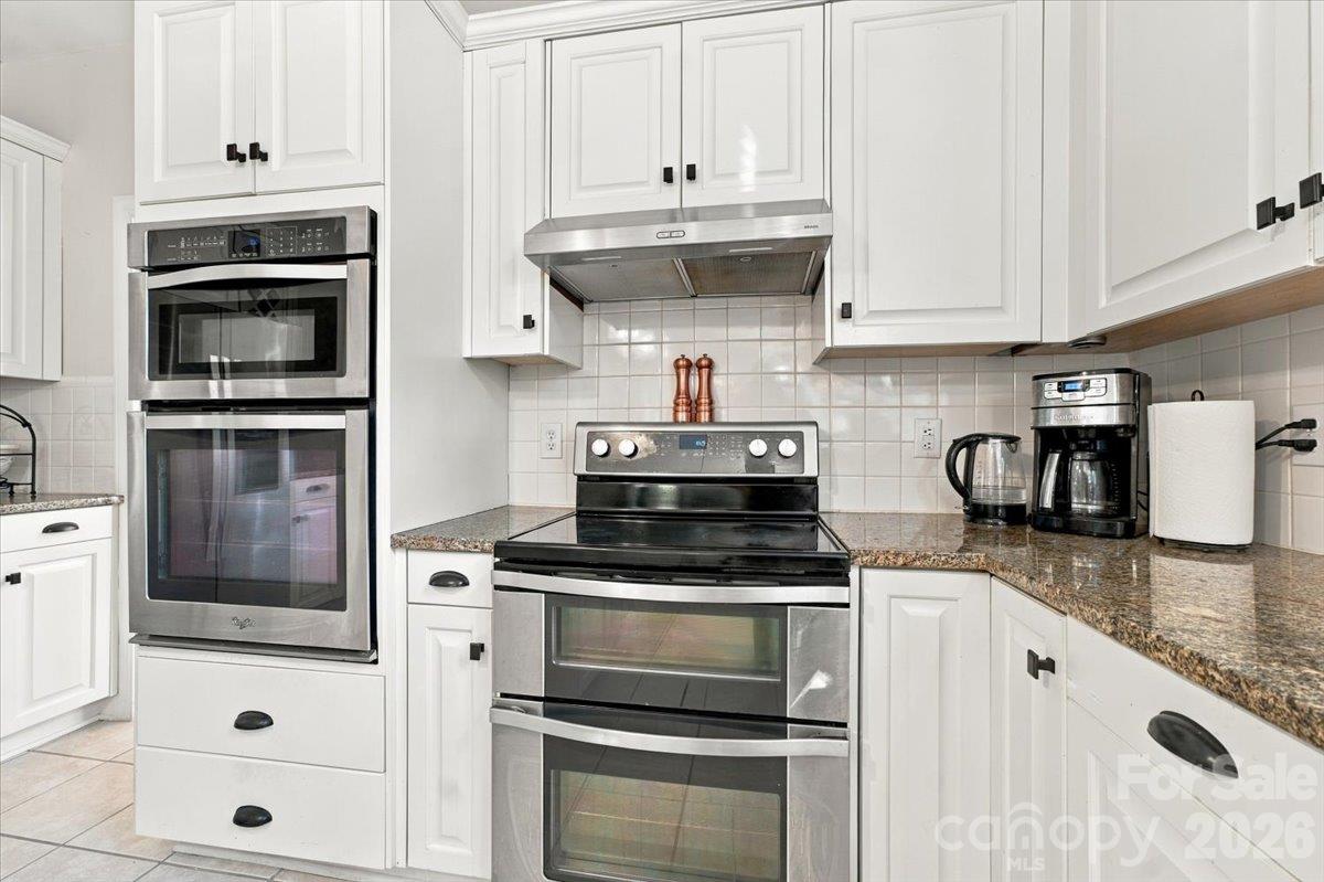 A spacious kitchen featuring three ovens. - 178 Cove Creek Loop, Mooresville