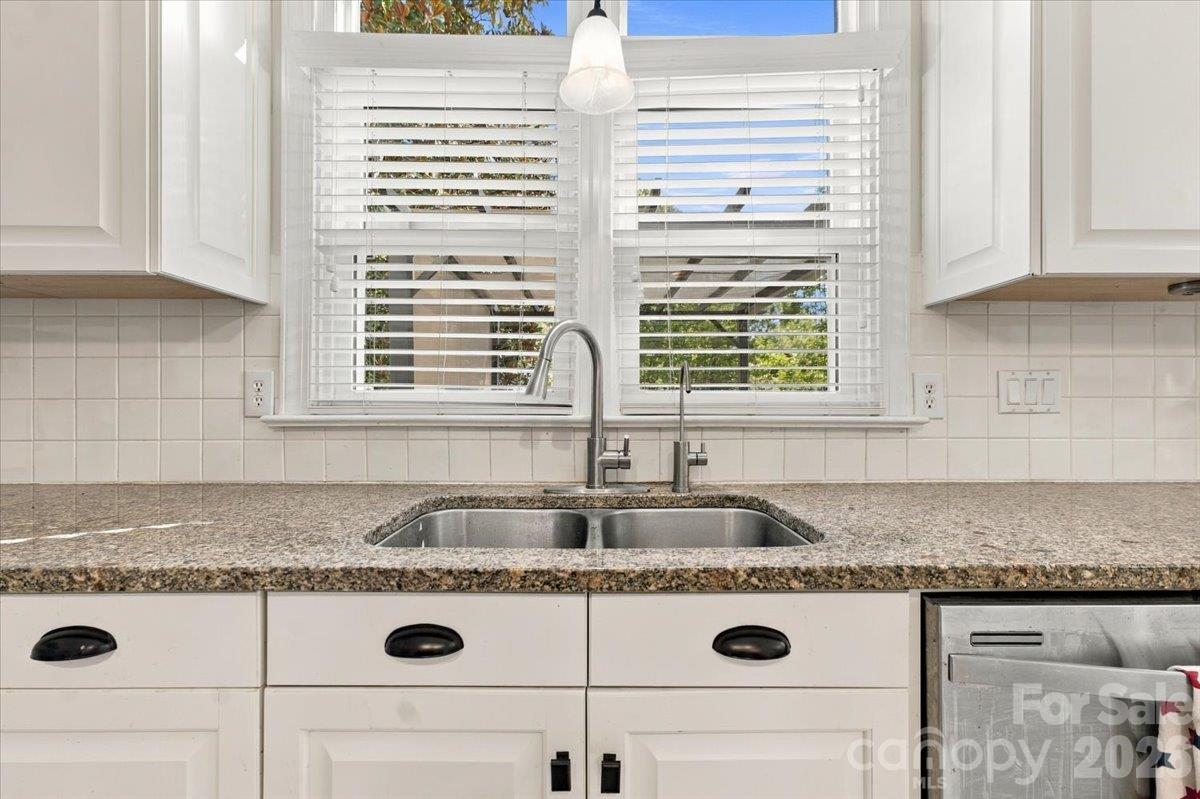 Double sinks with a view of a beautiful private backyard. - 178 Cove Creek Loop, Mooresville