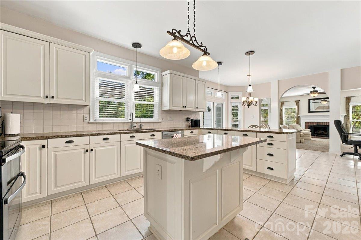 A spacious kitchen featuring three ovens - 178 Cove Creek Loop, Mooresville