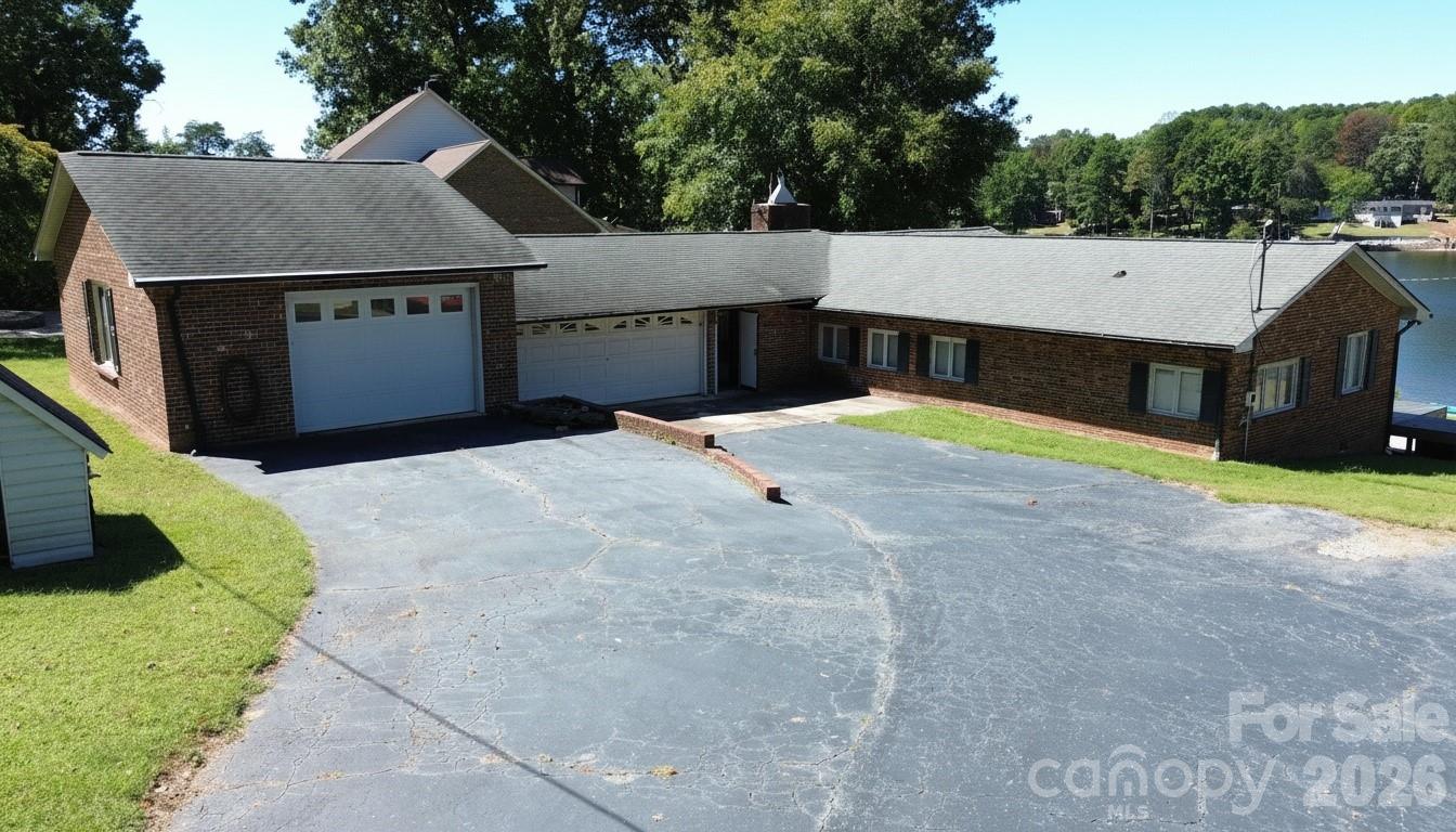 Single Family Residence at 4935 Vagabond Lane, Sherrills Ford, photo 2 of 18