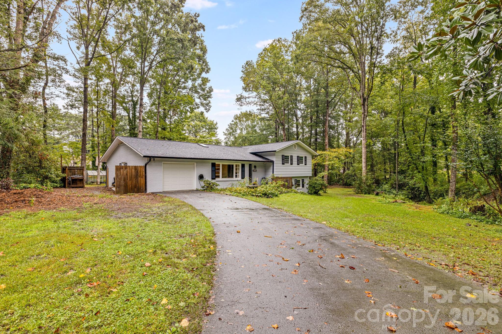 Single Family Residence at 3238 Debbie Drive, Hendersonville, photo 2 of 43