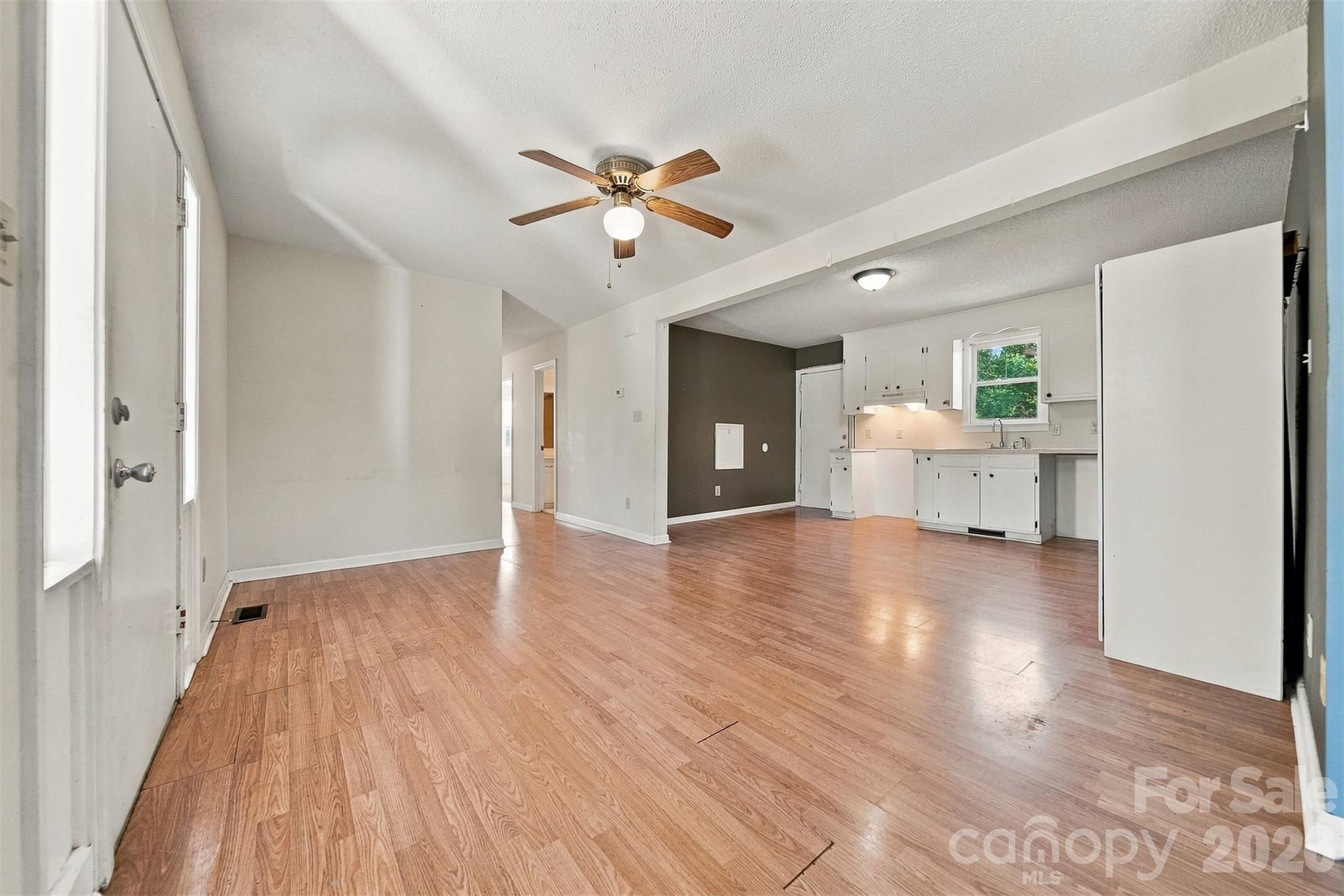 Single Family Residence at 425 Heritage Farm Road, Hickory, photo 4 of 23
