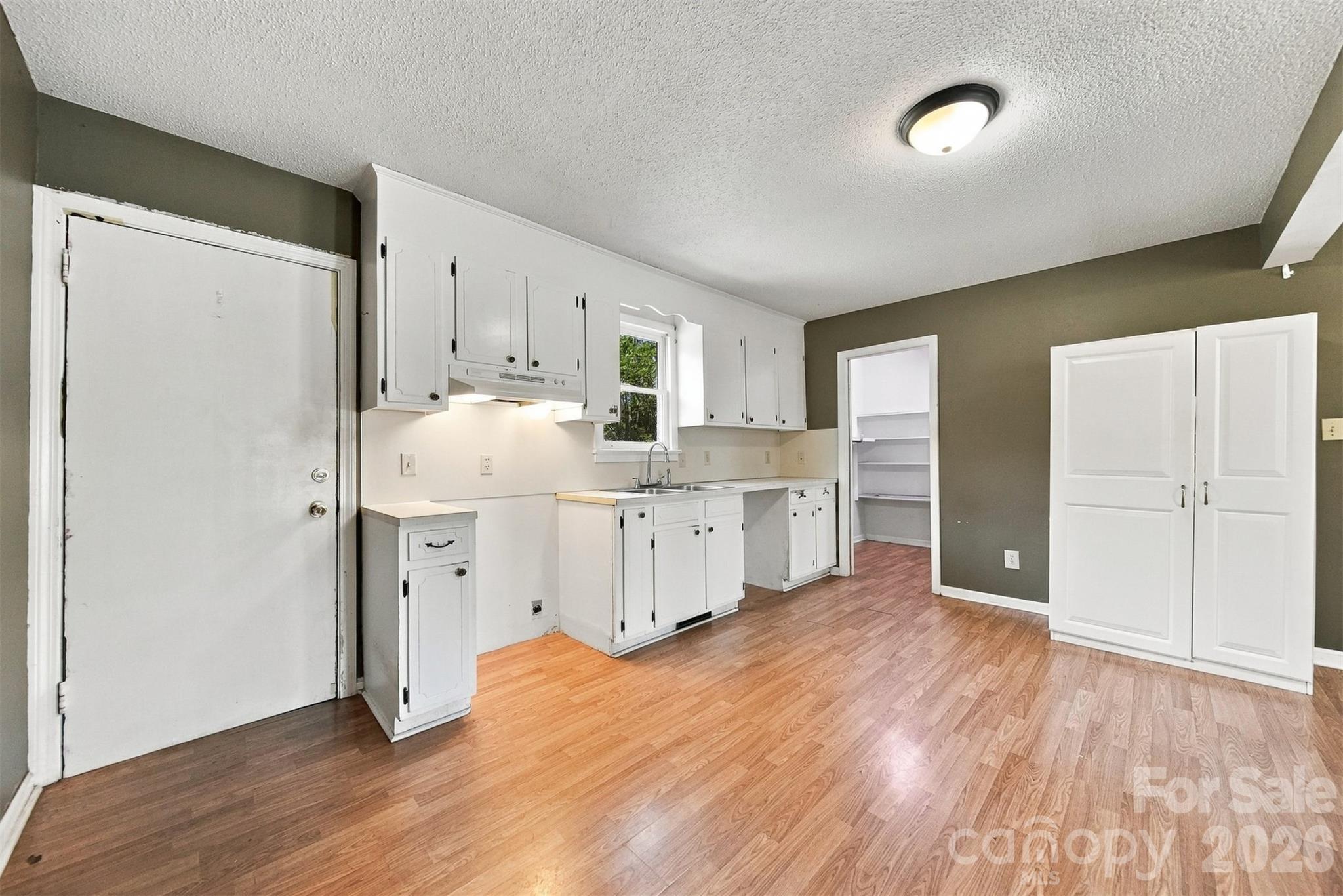 Single Family Residence at 425 Heritage Farm Road, Hickory, photo 9 of 23