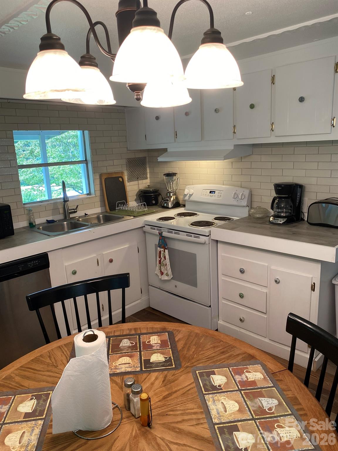 Nicely equipped kitchen - 987 Angelwood Lane, Hendersonville