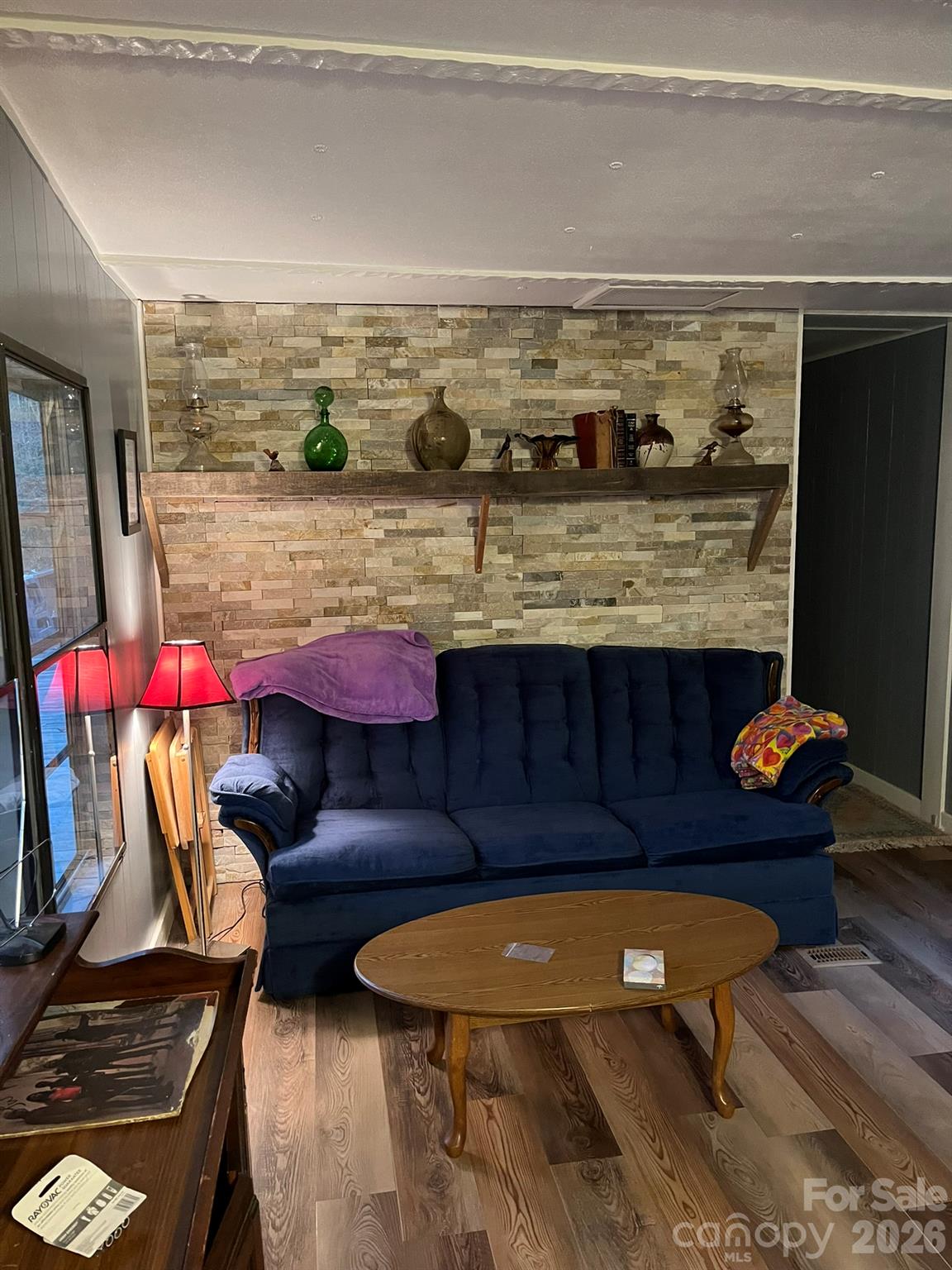 Inviting and comfortable family room - 987 Angelwood Lane, Hendersonville