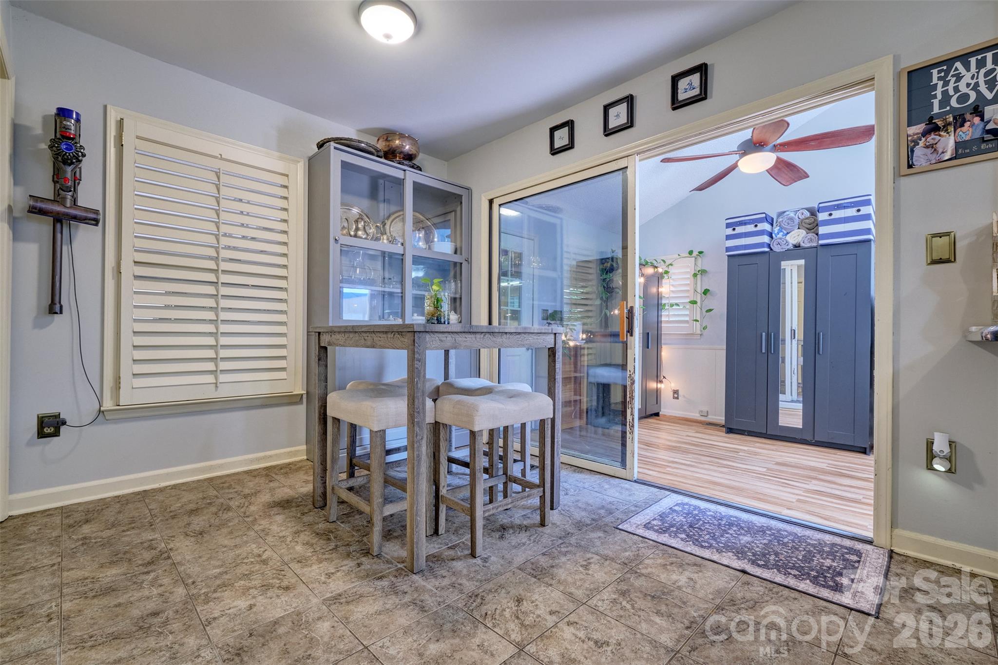 Single Family Residence at 18 Shipmaster Court, Lake Wylie, photo 7 of 27