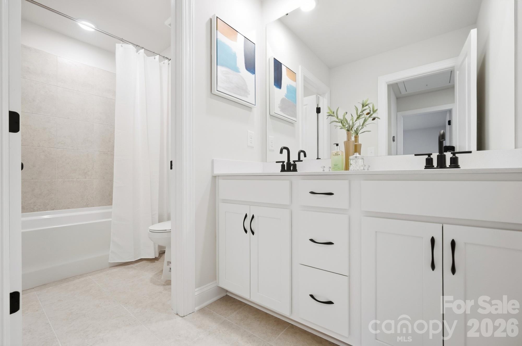 Upstairs Hall Bath - 2549 Mabel Lane, Monroe