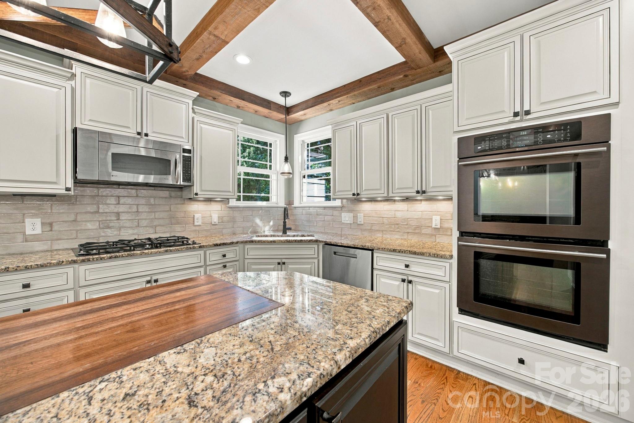 Corner sink and double ovens - 7481 Brotherton Road, Denver