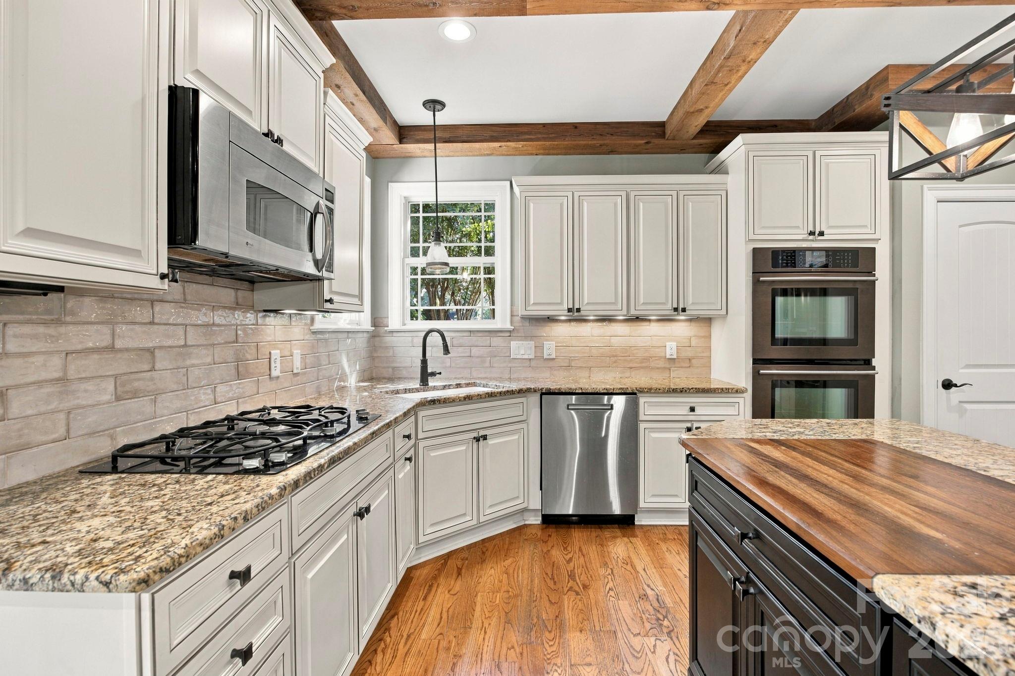 Gas cooktop - 7481 Brotherton Road, Denver