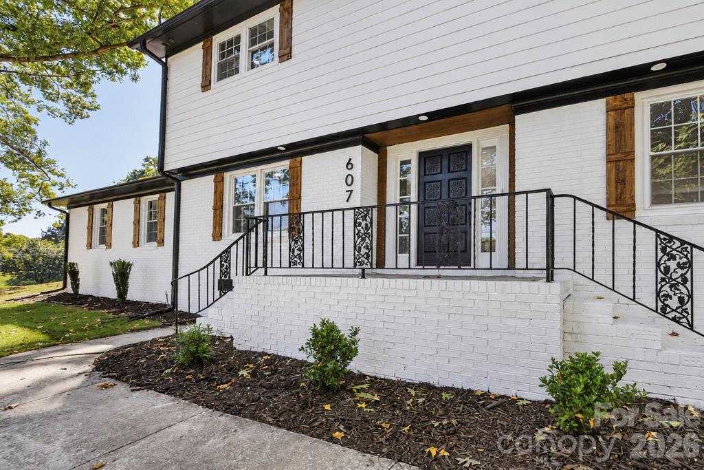 Single Family Residence at 607 Willow Lane, Harrisburg, photo 2 of 27