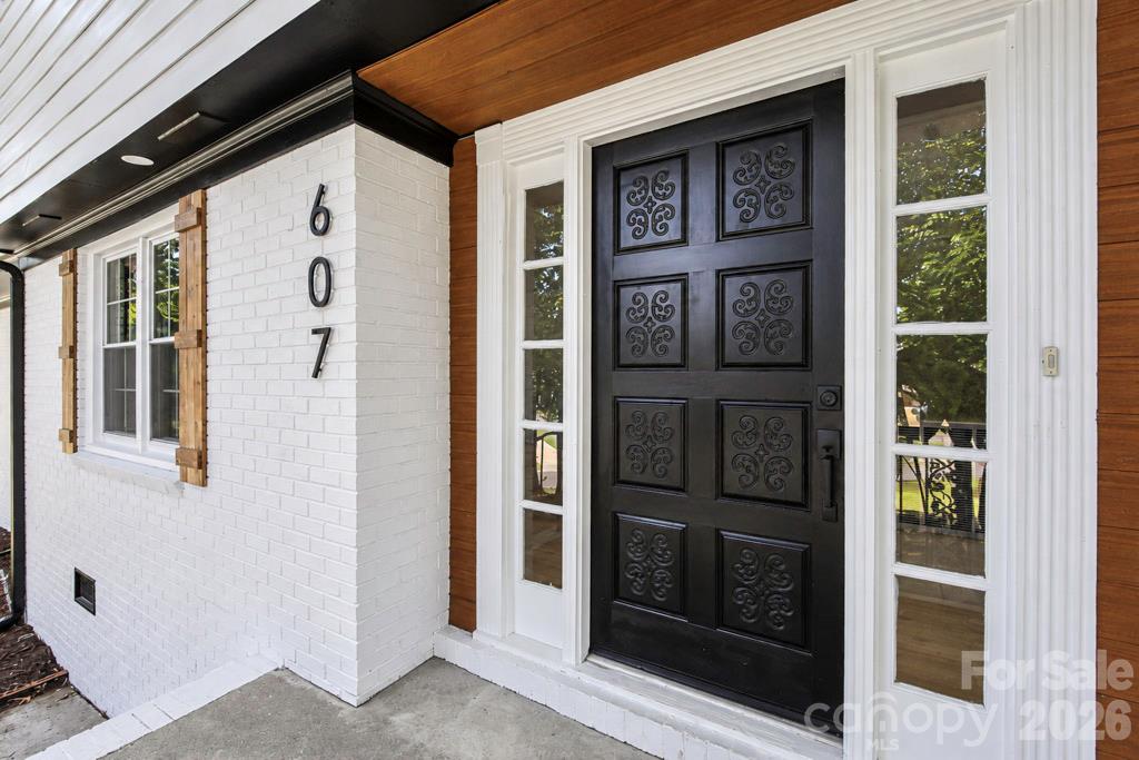 Single Family Residence at 607 Willow Lane, Harrisburg, photo 3 of 27