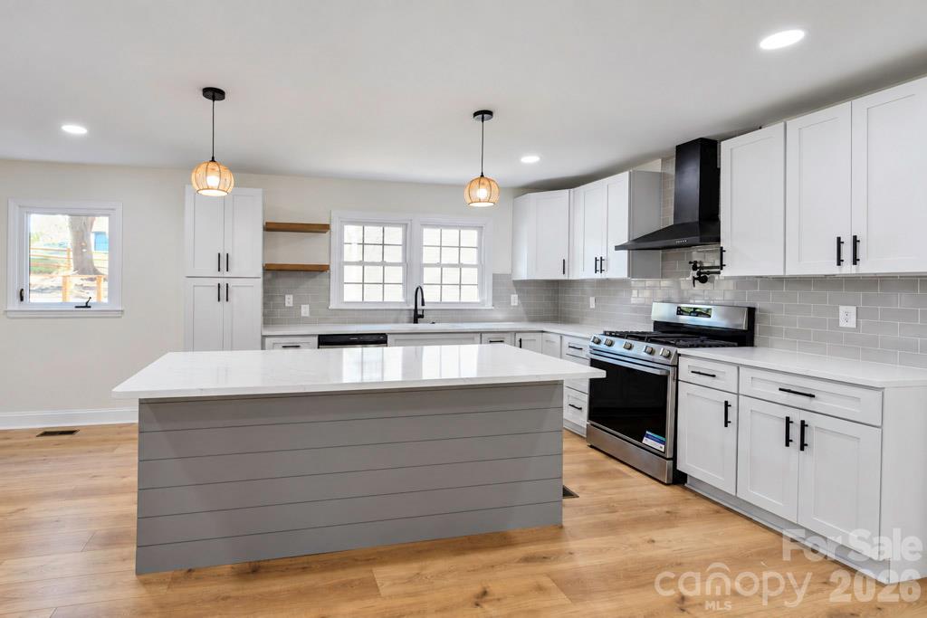 Single Family Residence at 607 Willow Lane, Harrisburg, photo 4 of 27