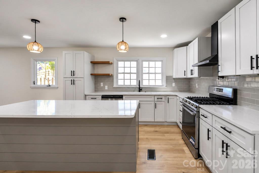 Single Family Residence at 607 Willow Lane, Harrisburg, photo 5 of 27