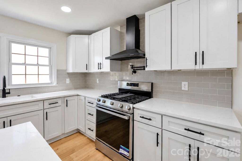 Single Family Residence at 607 Willow Lane, Harrisburg, photo 6 of 27