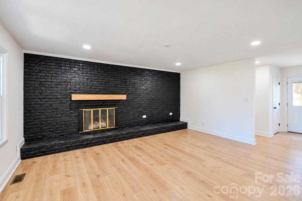 Single Family Residence at 607 Willow Lane, Harrisburg, photo 9 of 27