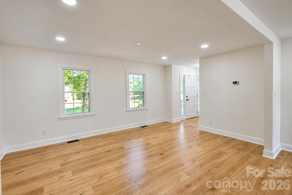 Single Family Residence at 607 Willow Lane, Harrisburg, photo 10 of 27
