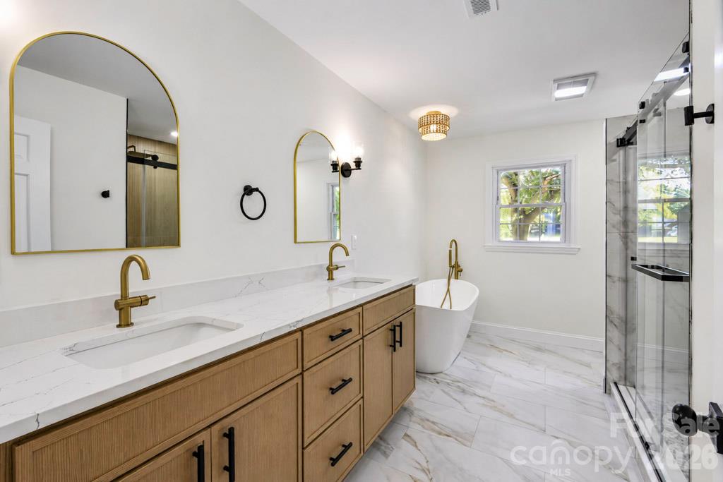 Single Family Residence at 607 Willow Lane, Harrisburg, photo 15 of 27