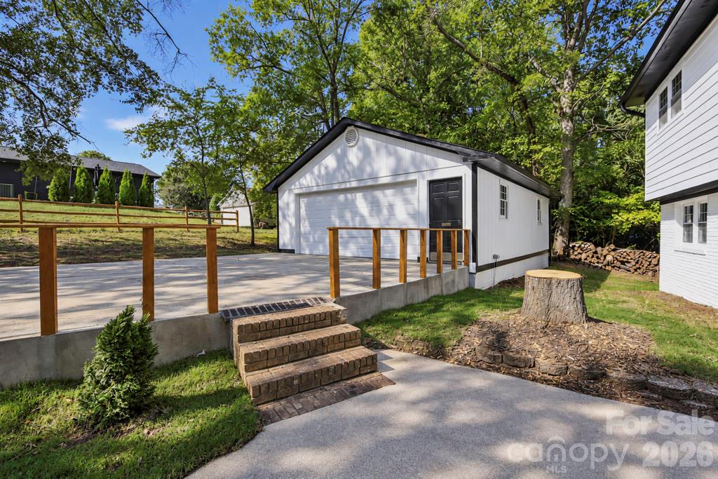 Single Family Residence at 607 Willow Lane, Harrisburg, photo 24 of 27