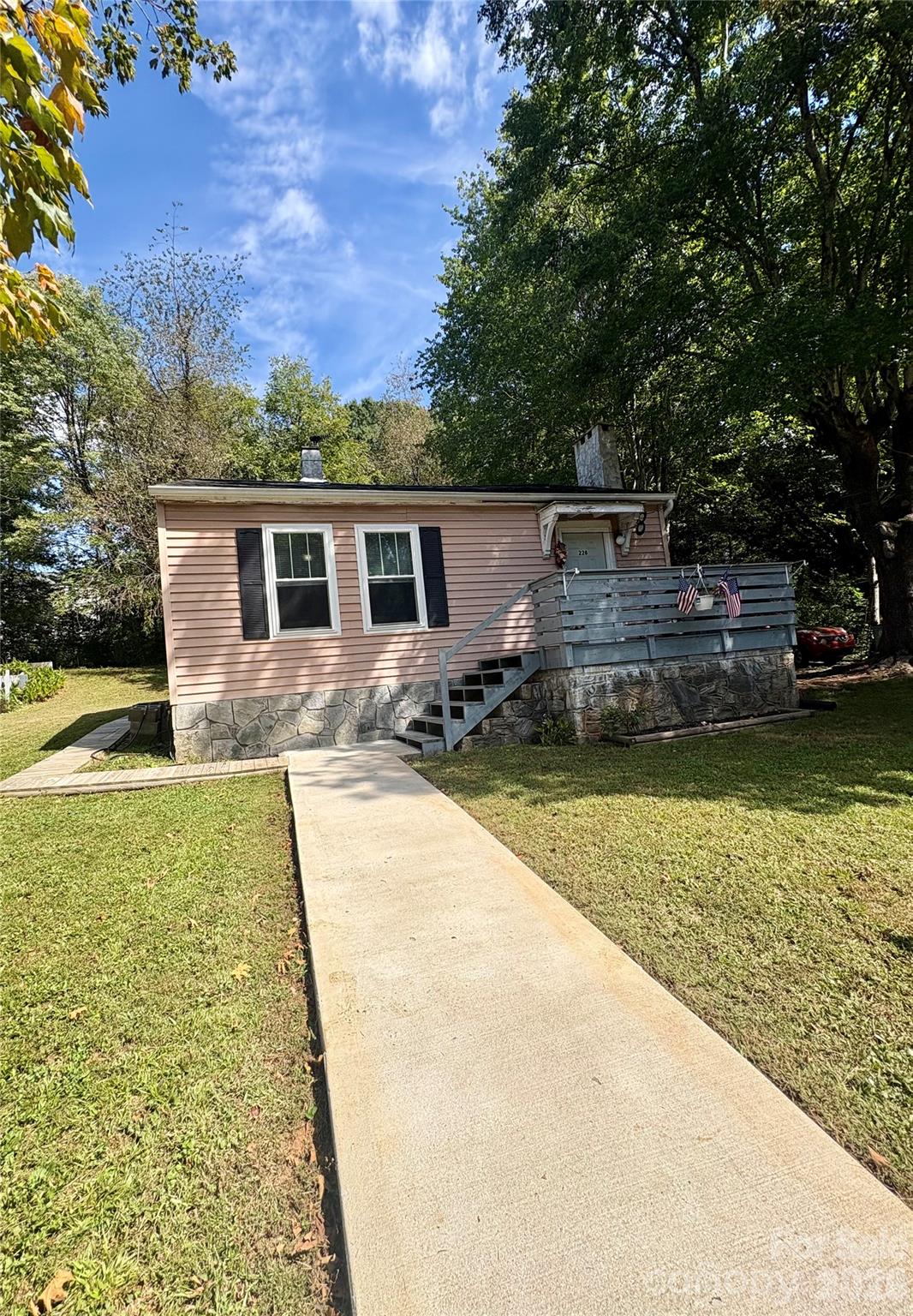 Single Family Residence at 228 Westbrook Street, Lenoir, photo 2 of 18