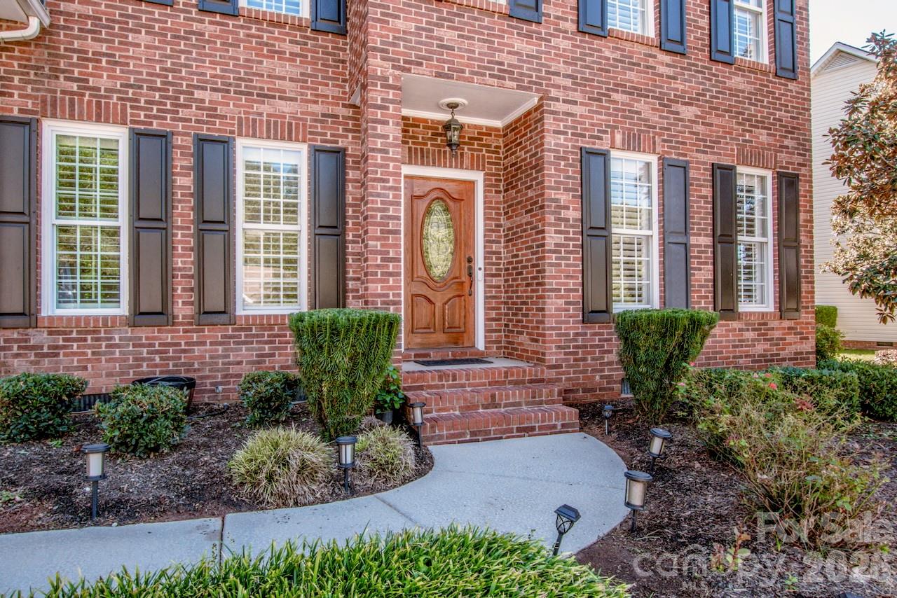 Single Family Residence at 16908 Hampton Crossing Drive, Huntersville, photo 2 of 36