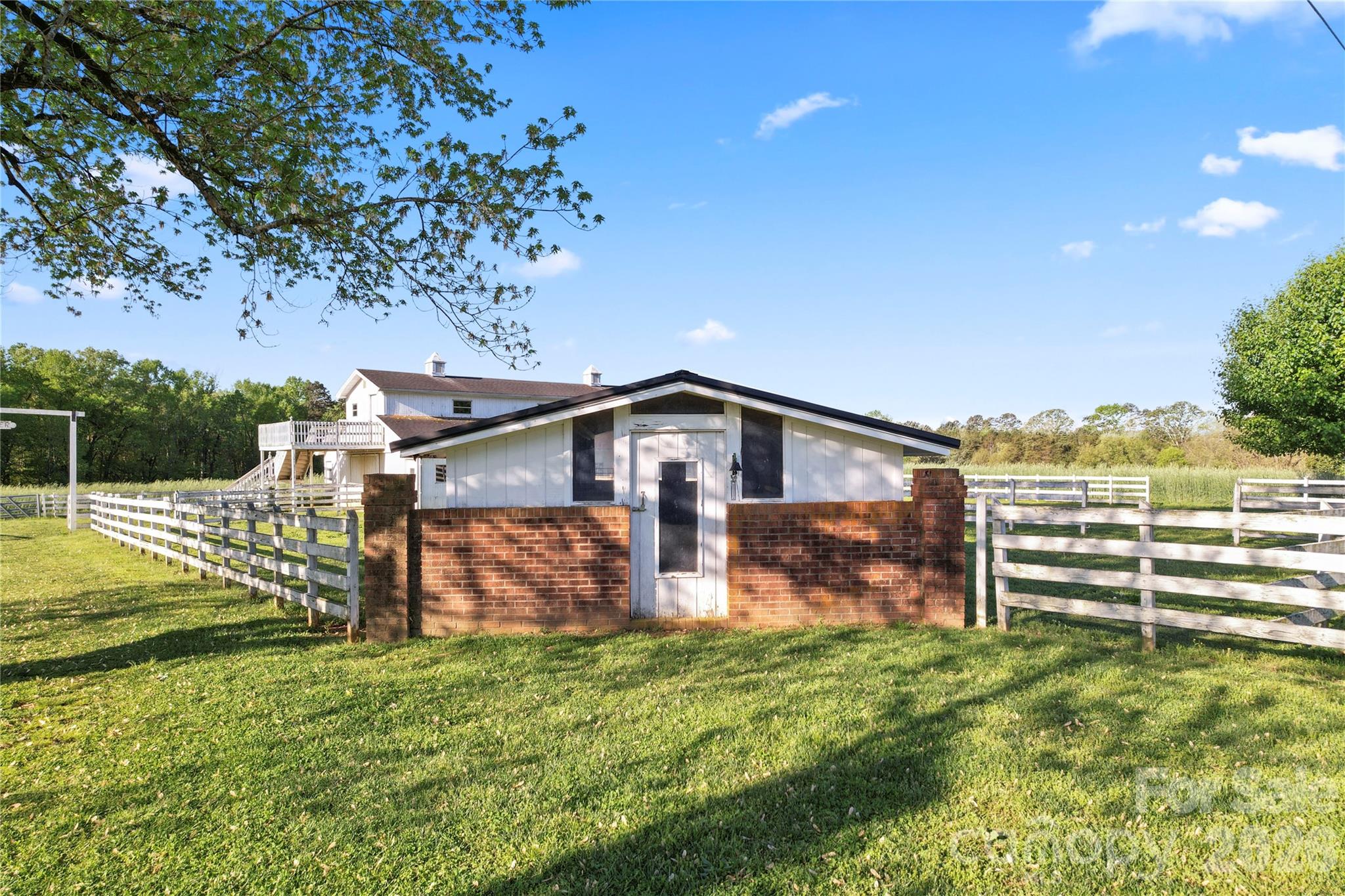 Miniature Horse stable - 36984 B&C Carter Road, New London