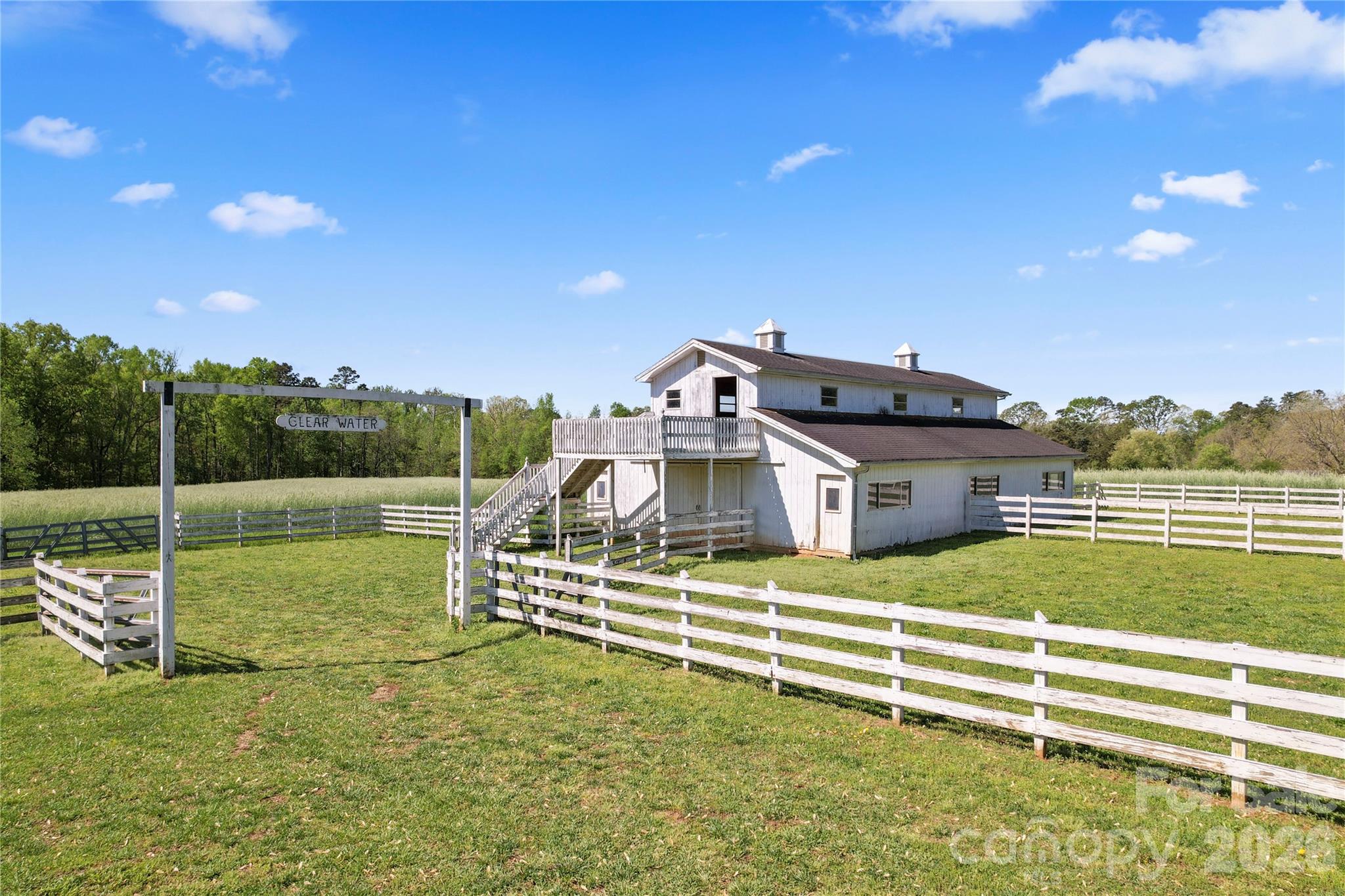 Barn/stables - 36984 B&C Carter Road, New London