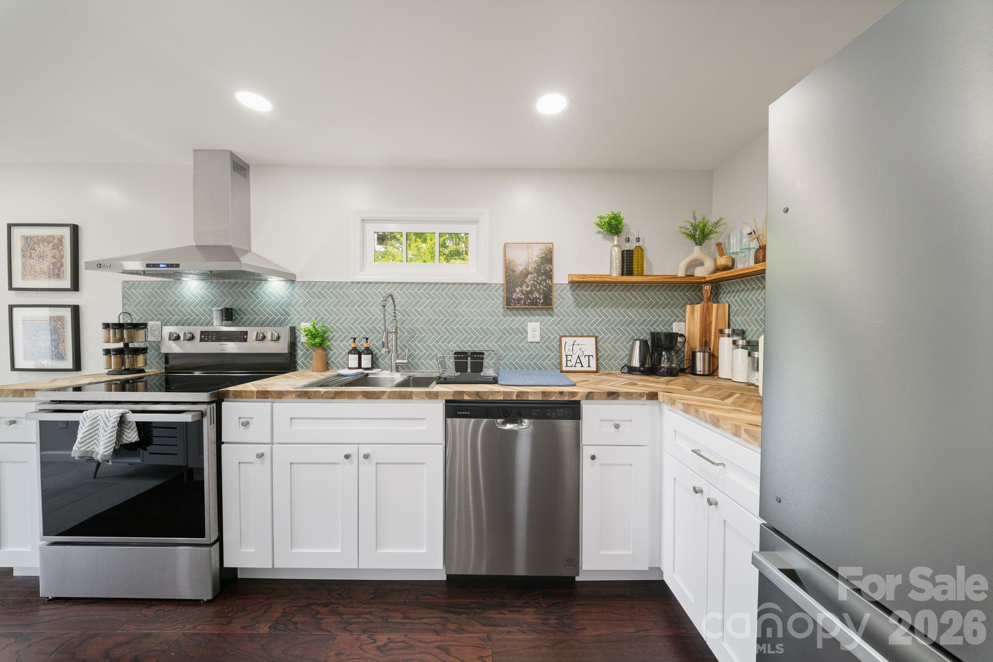 Single Family Residence at 2 Laban Lane, Asheville, photo 8 of 30