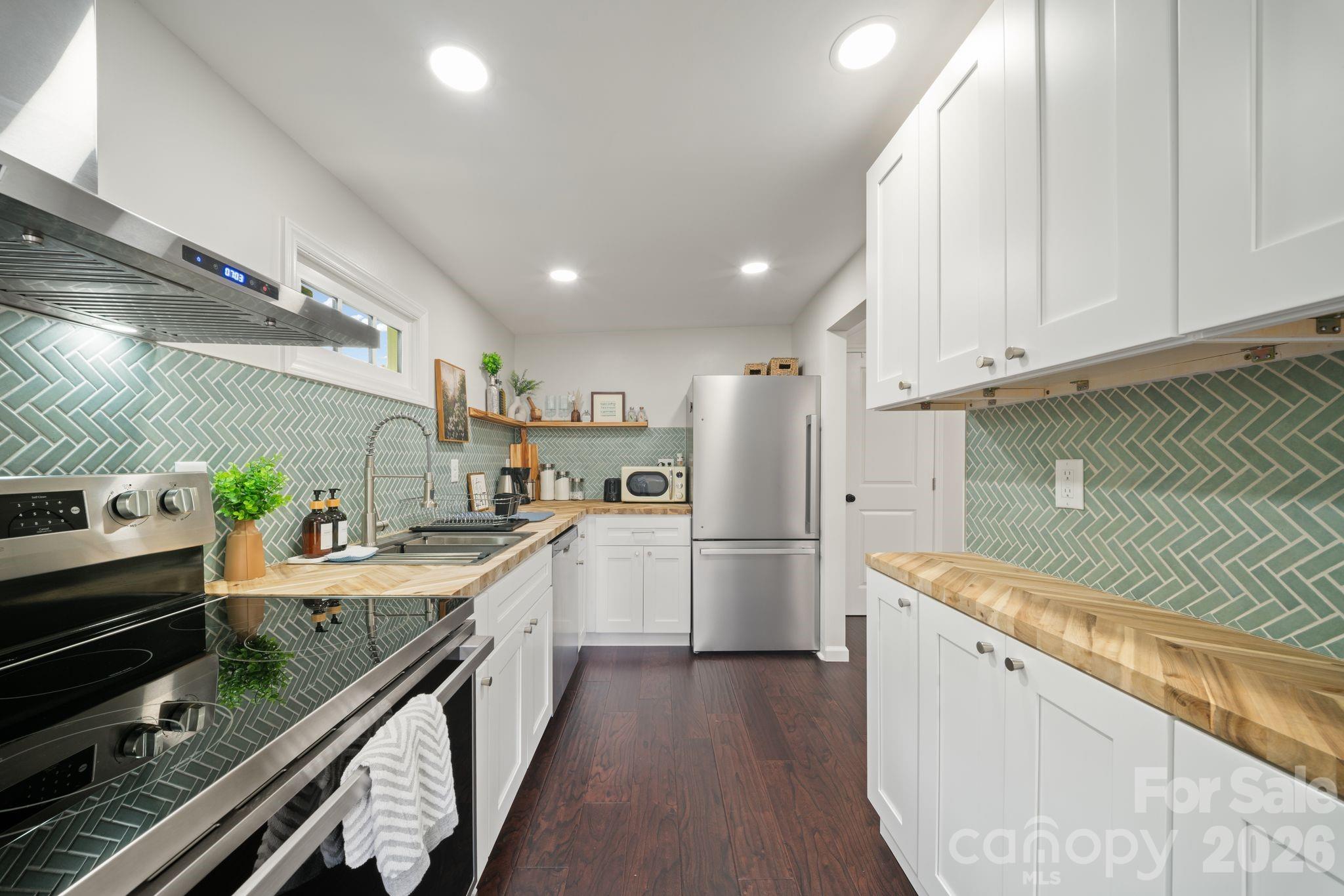 Single Family Residence at 2 Laban Lane, Asheville, photo 9 of 30