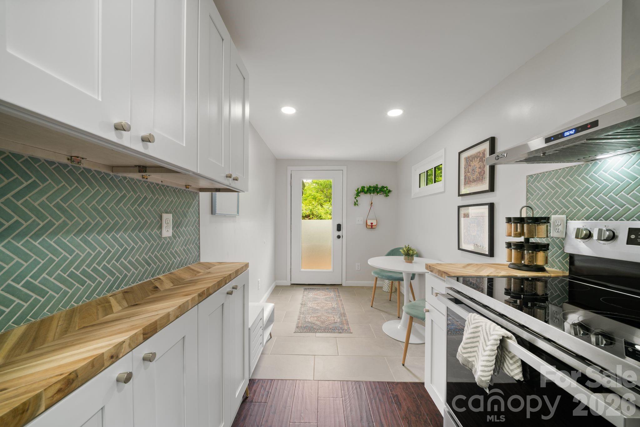 Single Family Residence at 2 Laban Lane, Asheville, photo 10 of 30