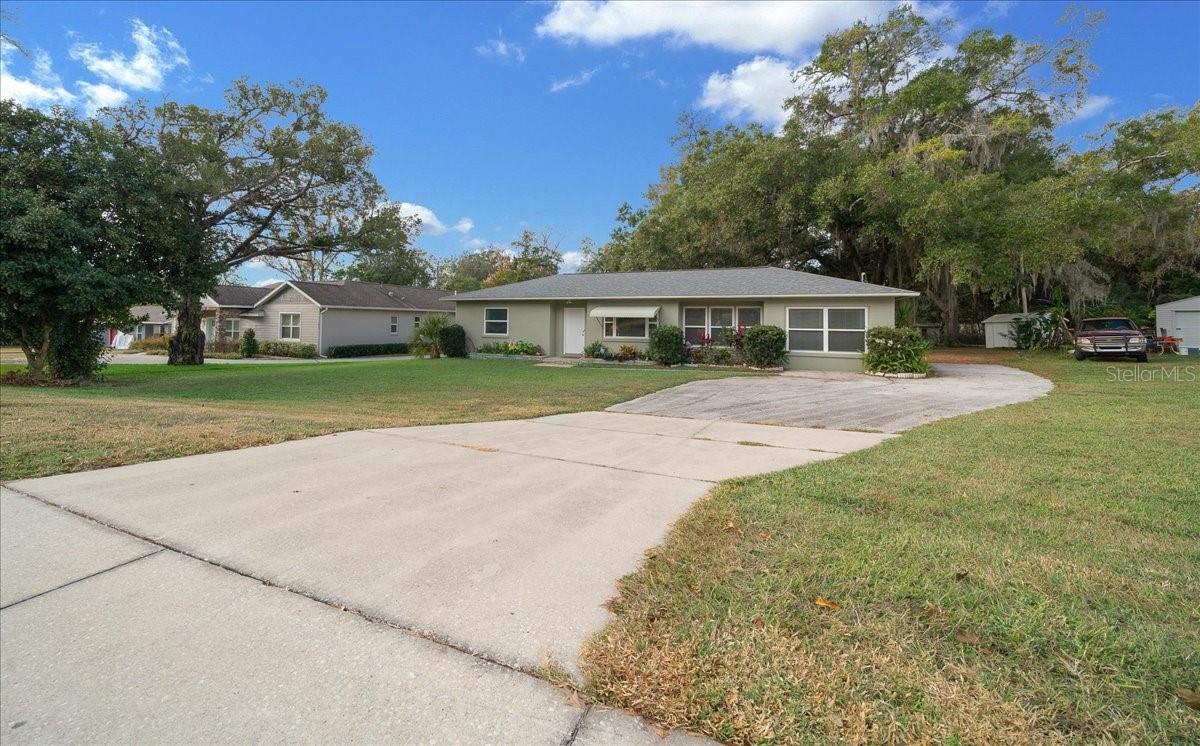 2810 SE LAKE WEIR AVE
