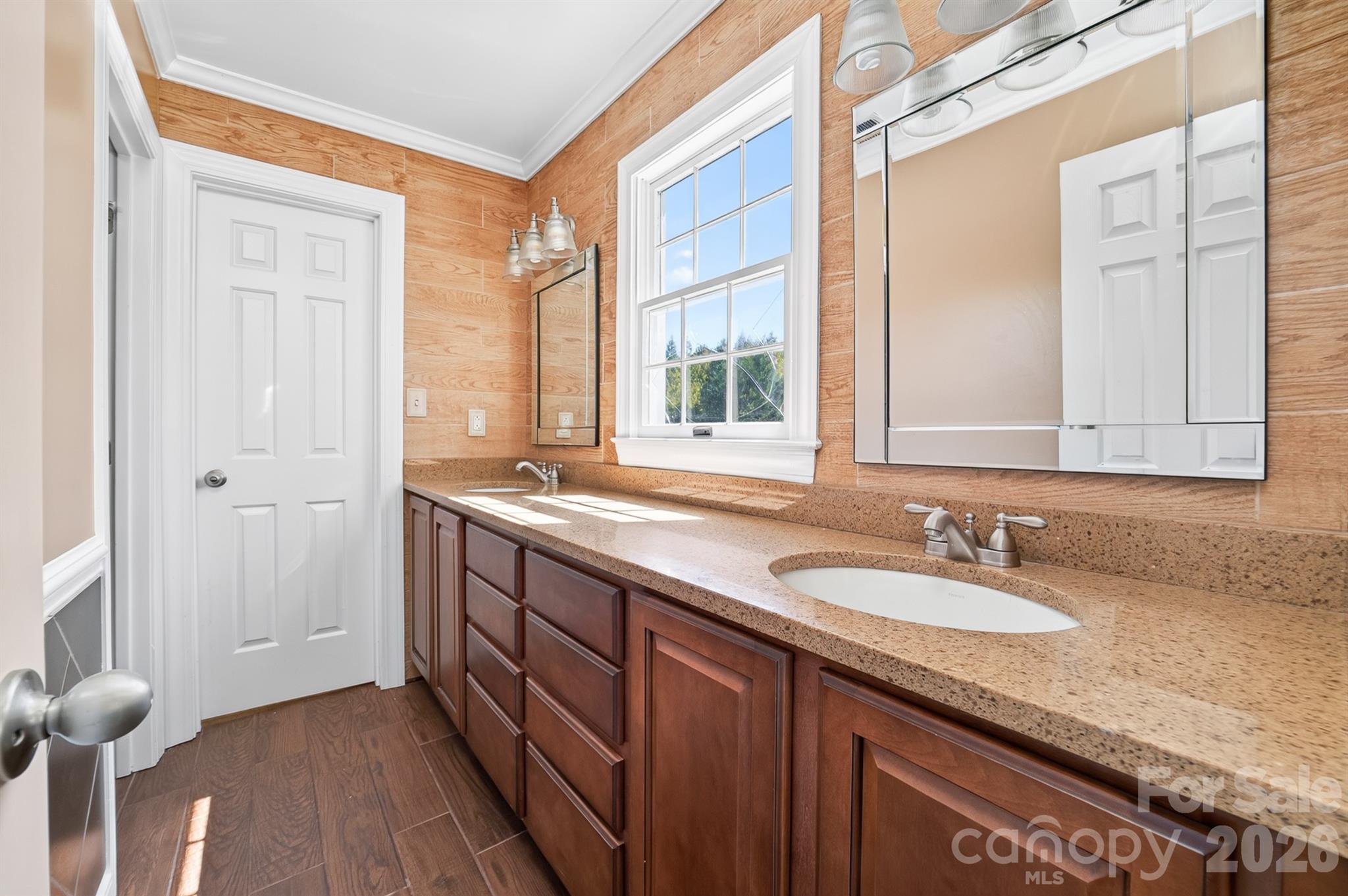 Connecting upstairs full bath - 9702 Quail Cove Court, Indian Trail