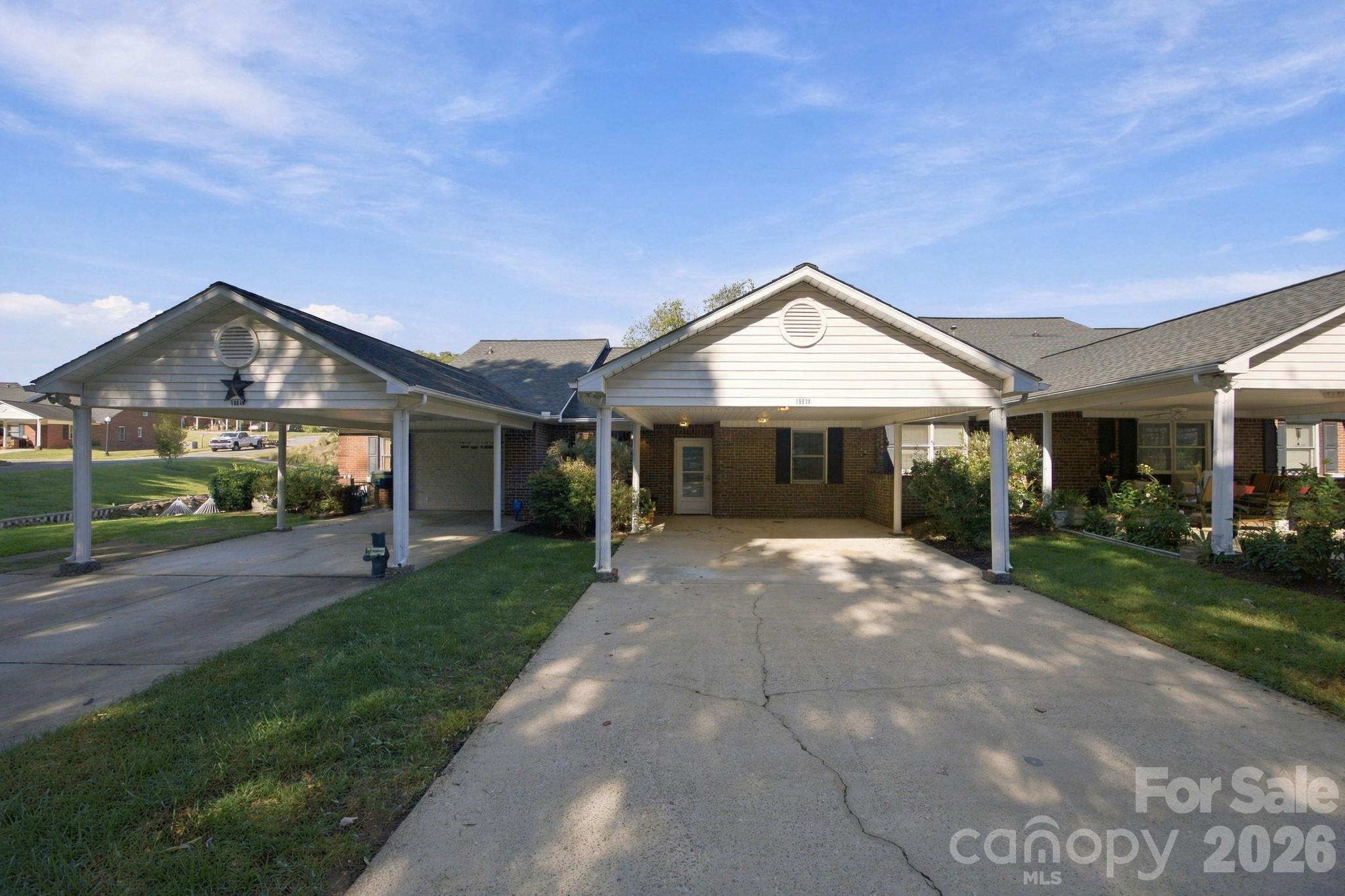 Driveway and front entry - 19838 Oak Leaf Circle, Cornelius