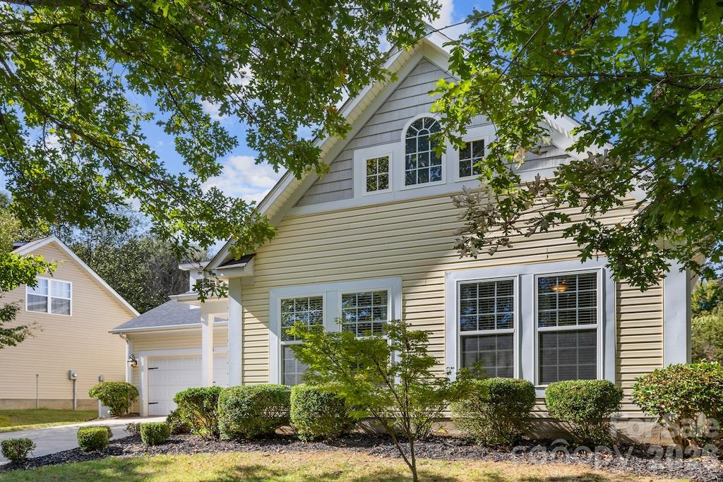 Single Family Residence at 6723 Carrington Pointe Drive, Huntersville, photo 3 of 39