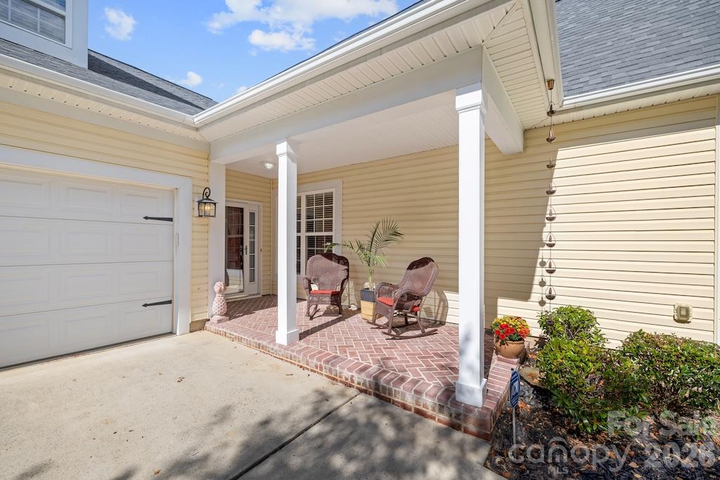 Single Family Residence at 6723 Carrington Pointe Drive, Huntersville, photo 4 of 39