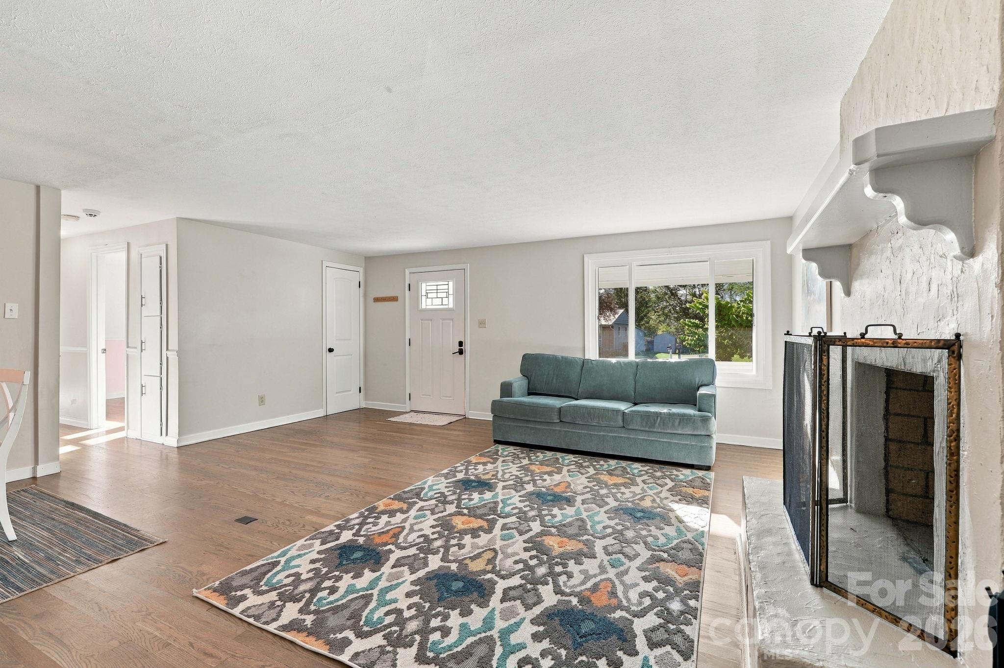 Single Family Residence at 20 Oak Leaf Lane, Arden, photo 8 of 53