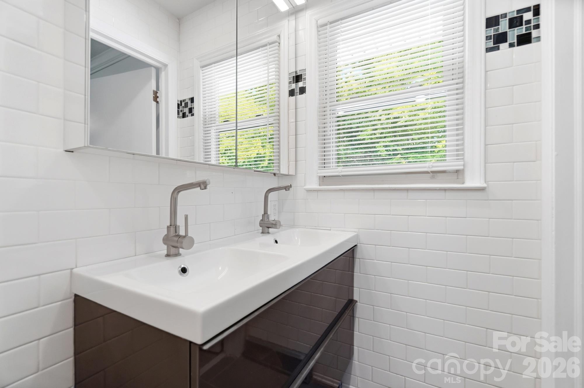 Primary Full Bath - 213 Lakeview Drive, Harrisburg