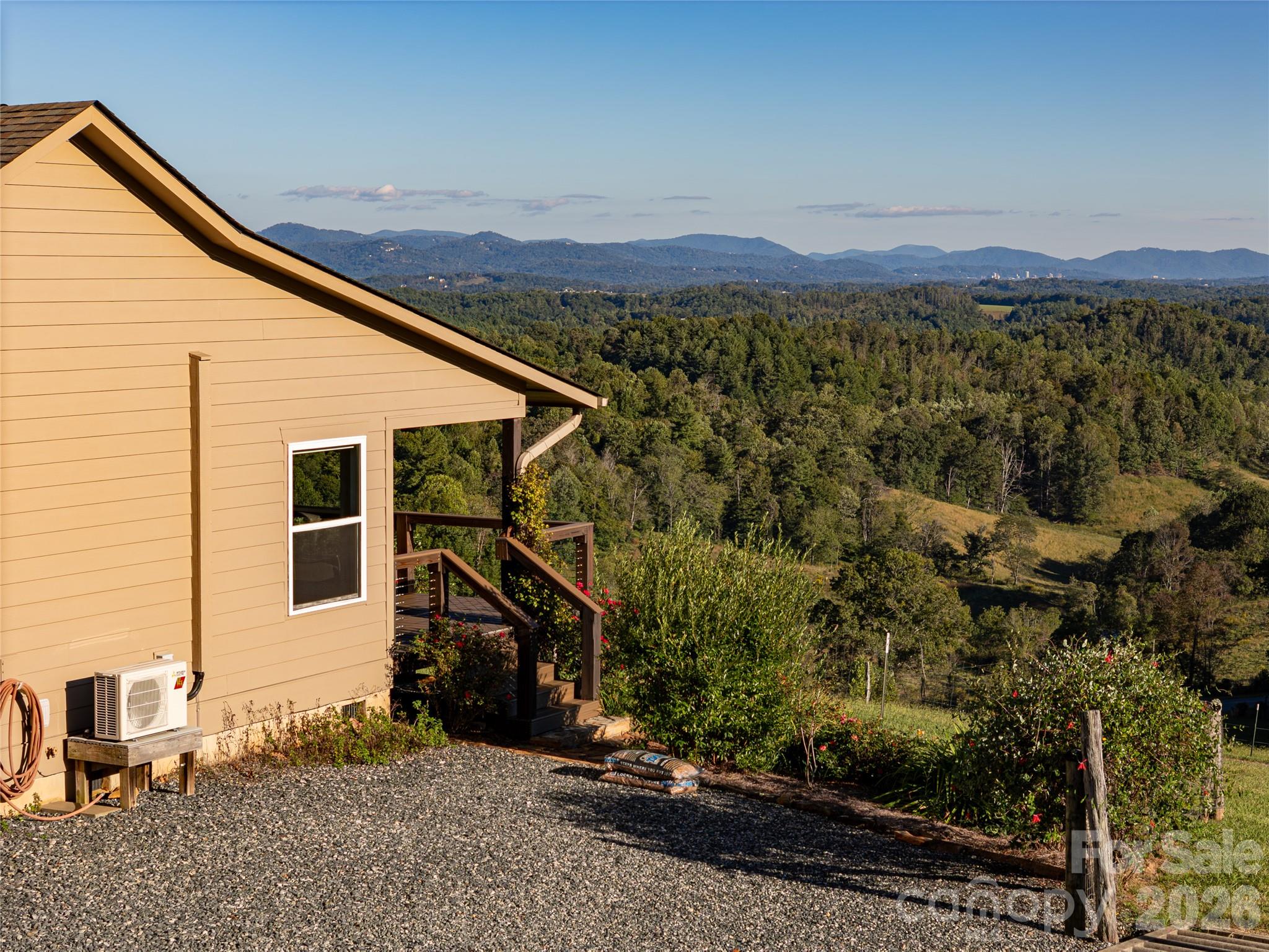 Guest House-Views of NC Mountains - 1045 & 1047 Graham Road, Marshall
