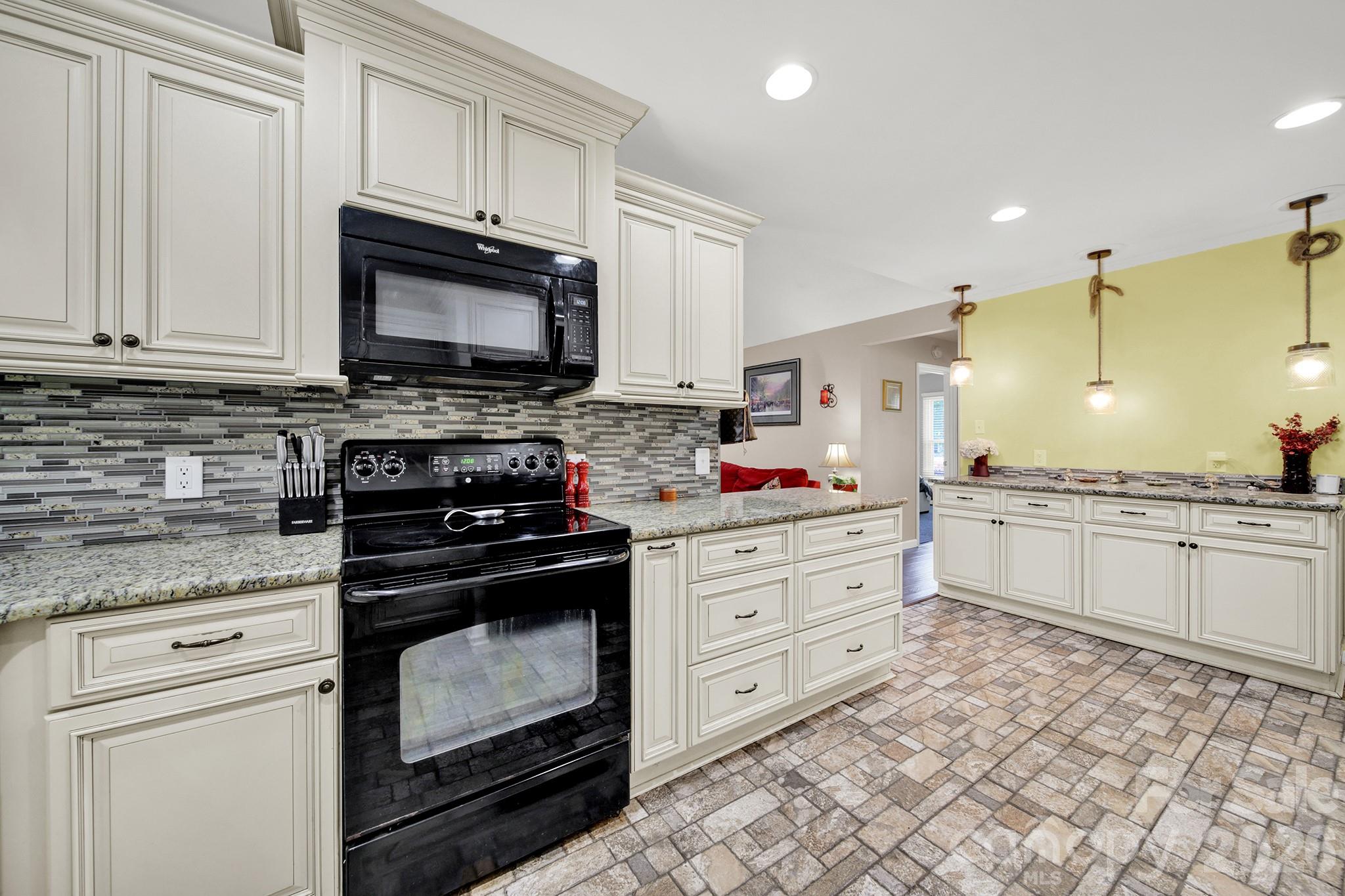 Single Family Residence at 900 Saddle Ridge Road, Fort Mill, photo 14 of 43