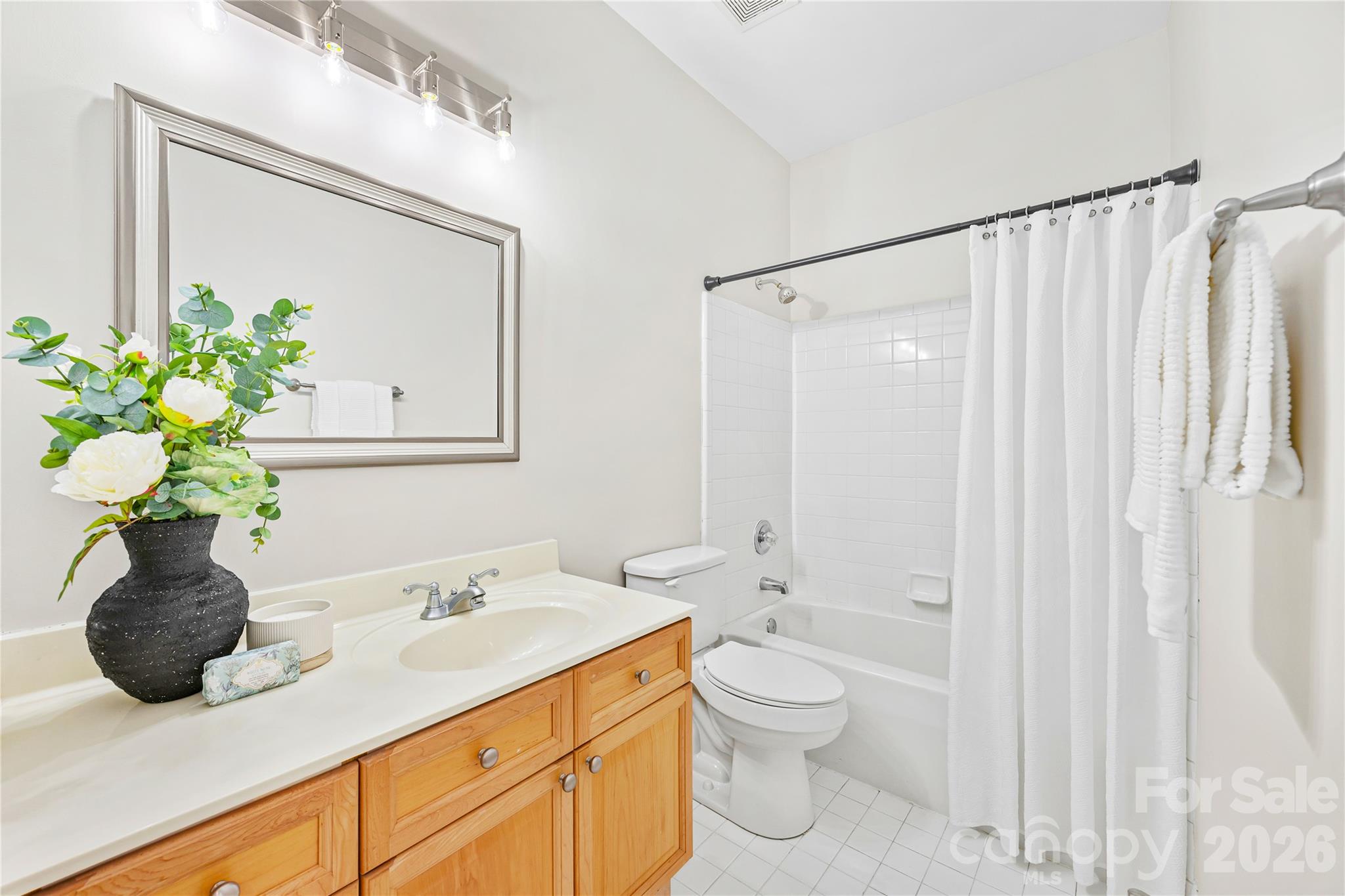 Full guest bathroom with laundry closet. - 915 Northeast Drive, Davidson