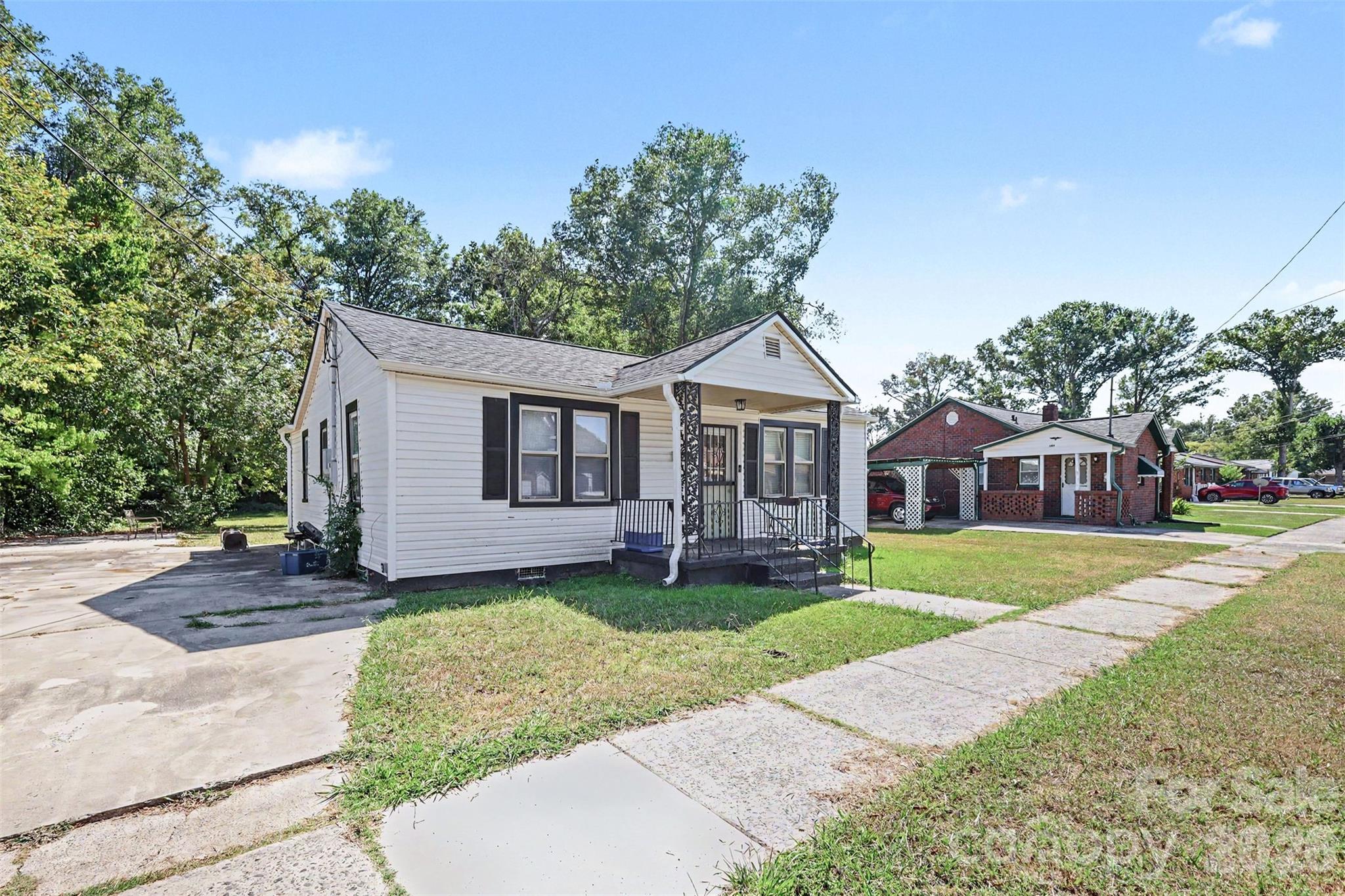 Single Family Residence at 1013 Martin Avenue, Rock Hill, photo 2 of 9