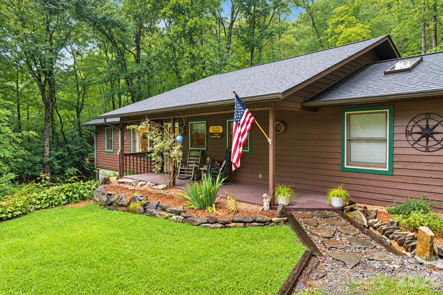 Perfectly located in Mills River near Pisgah Nat'l Forest and 20 minutes to Asheville - 19 Forge Drive, Mills River